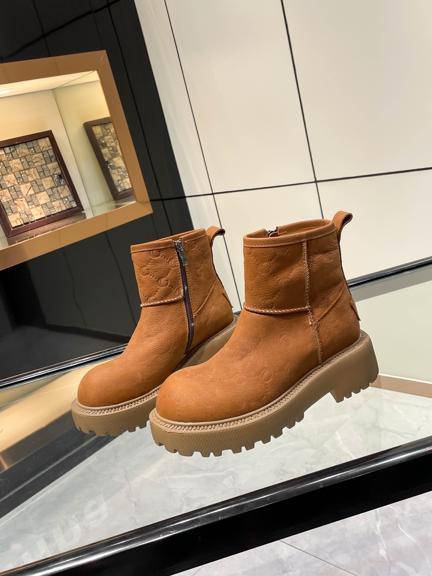 NO:535091,UGG overseas counter new product, simple and elegant style, minimalist beauty. Fabric imported from Australia integrated fur, inner footbed imported from Australia 100% pure wool. Large sole anti-slip rubber foam material. Lightweight and non-slip color brown. Black 35-40, snow boots, boots19860909UGG海外专柜新品,款式简洁大气 极简之美. 面料 澳洲进口皮毛一体 内里垫脚澳洲进口百分之百纯羊毛. 大底防滑橡胶发泡材质.轻便防滑 颜色棕色.黑色35一40,,雪地靴,boots,Women's Shoes