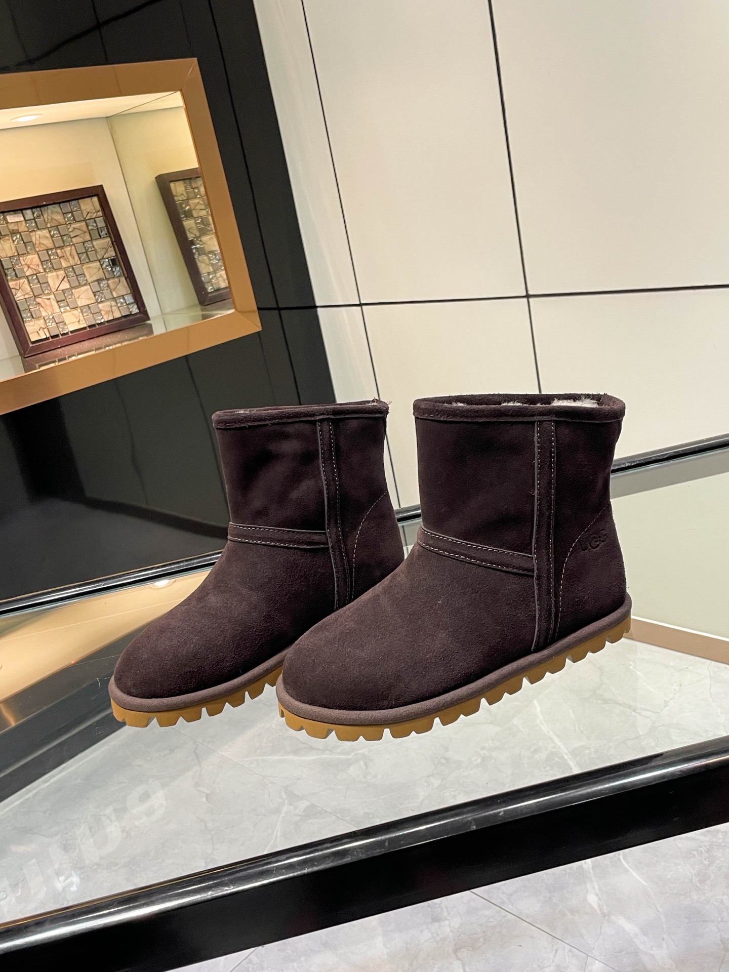 NO:535080,UGG's exclusive first release, wool boots are launched, material, high mercerized beef velvet, inner lining, footbed, imported pure wool from Australia. Craftsmanship, anti-slip rubber foamed sole, lightweight and non-slip, strong retro atmosphere, personalized trendy retro snow boots available in two colors. Size 35-40, snow boots, boots19860909UGG独家首发 羊毛靴爆款上市 材质面料高丝光牛绒 内里.垫脚.澳洲进口纯羊毛. 工艺.防滑橡胶发泡大底.轻便防滑 浓浓的复古气息,个性潮流复古雪地靴两色可选. 35-40码,雪地靴,boots,Women's Shoes