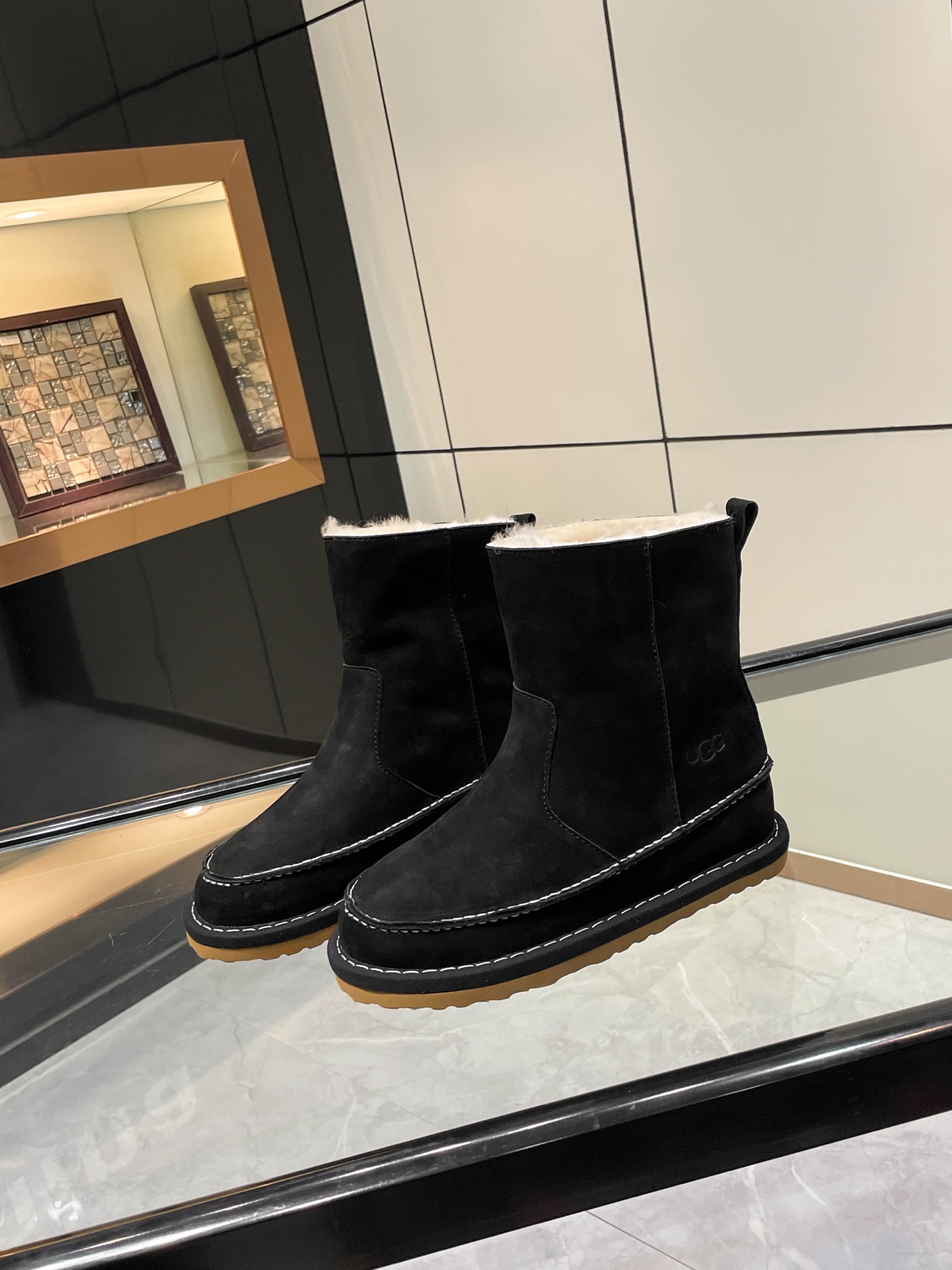 NO:535102,New UGG counter products, simple and atmospheric style, minimalist beauty. Imported waterproof matte cowhide leather, inner footbed imported from Australia imported 100% pure wool. Large sole anti-slip rubber foam material. Lightweight and non-slip craftsmanship stitching embellishment Color brown. Black Coffee size 35-40., snow boots, boots, cowhide19860909UGG专柜新品,款式简洁大气 极简之美. 面料进口防水磨砂牛皮 内里垫脚澳洲进口百分之百纯羊毛. 大底防滑橡胶发泡材质.轻便防滑 工艺手工缝线点缀 颜色棕色.黑色 咖啡35-40码.,雪地靴,boots,cowhide,Women's Shoes