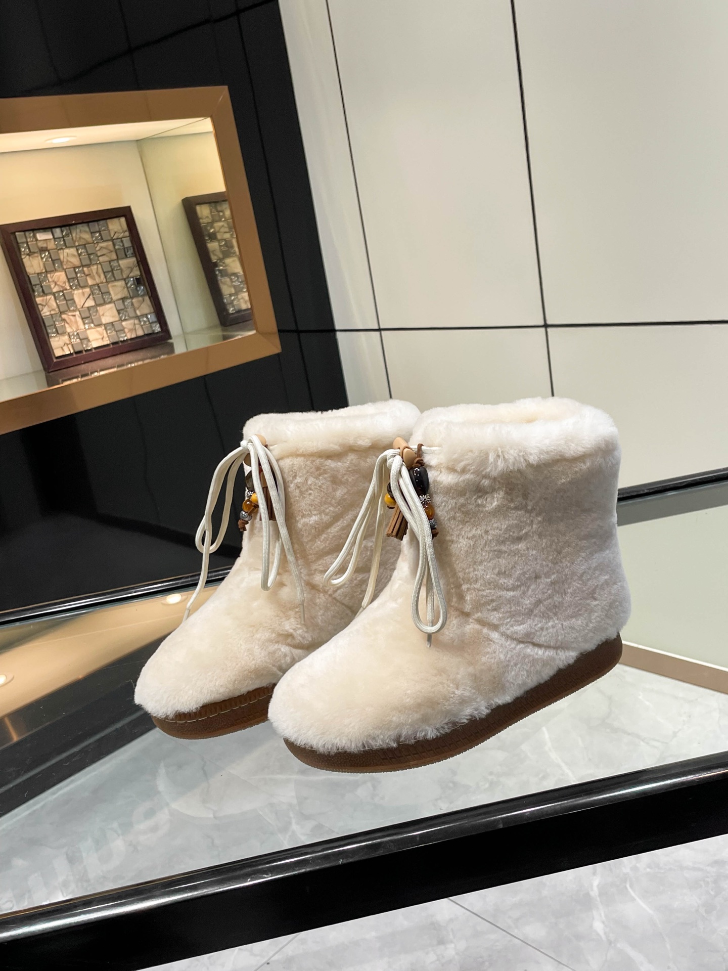 NO:535085,UGG 25 autumn and winter. The latest snow boots boho style, excellent warmth in winter, pure wool fabric, pure wool inside, original high elastic foam sole, fashionable and versatile, with a focus on showing long legs, the sole and the shoe are integrated with the slit. The boot barrel has a spring buckle and double shrinking, size35-40 three colors available, snow boots, boots19860909UGG 25秋冬.最新款雪地靴波西米亚风 冬季保暖效果超赞 面料纯羊毛 内里纯羊毛 大底原厂高弹发泡大底 工艺时髦又百搭,重点显腿长 大底与鞋百车缝一体的.靴筒带弹簧扣双缩自如 size35-40三色可选,雪地靴,boots,Women's Shoes