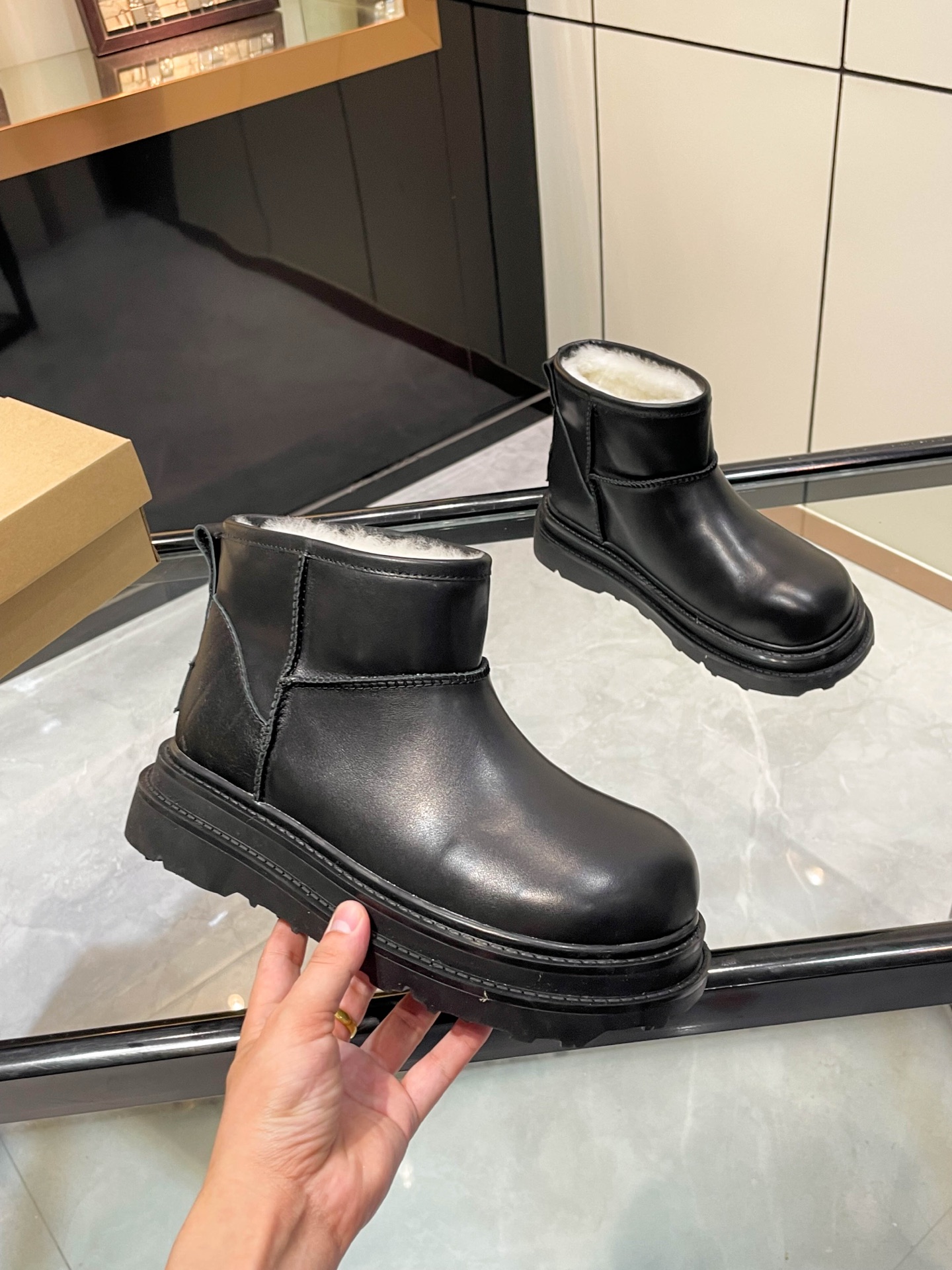 NO:535125,UGG. 2025.LYW new last type. Exclusive first wool boots. . Material fabric, oily cowhide, inner lining, footbed. Pure wool imported from Australia. Craftsmanship. Pure hand-painted color retro style. Anti-slip rubber sole, light, comfortable, breathable and strong retro atmosphere. Personalized trendy retro snow boots. Three colors are available in black. Brown coffee sizes 35-40, snow boots, boots, cowhide19860909UGG. 2025.LYW新楦头型.独家首发羊毛靴. . 材质面料,油腊牛皮 内里.垫脚.澳洲进口纯羊毛. 工艺.纯手工擦色复古风.防滑橡胶大底,轻便舒适透气浓浓的复古气息,个性潮流复古雪地靴 三色可选黑色.棕色 咖啡 35-40码,雪地靴,boots,cowhide,Women's Shoes