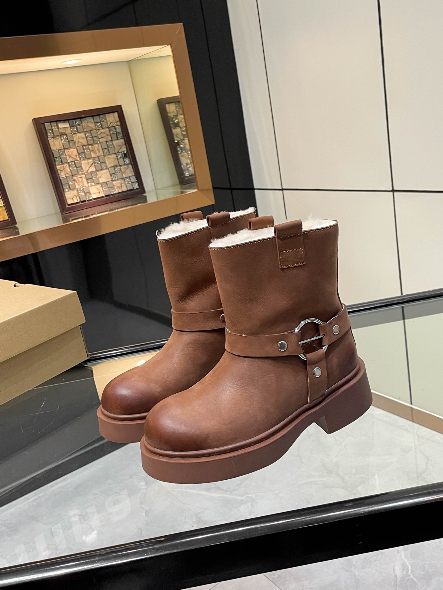 NO:535106,UGG. Exclusive first-time wool boots hit the market [leisure][leisure][leisure][leisure] Material fabric, cowhide/sheepskin fur integrated, inner lining. Foot pad. Australian imported pure wool. Craftsmanship. Pure hand-painted retro style. Anti-slip rubber sole, light, comfortable, breathable and rich retro atmosphere, personalized trendy retro snow boots. Two colors are available in black. Brown sizes 35-40, boots, boots, cowhide, sheepskin19860909UGG. 独家首发羊毛靴爆款上市[悠闲][悠闲][悠闲] 材质面料,牛皮/羊皮毛一体 内里.垫脚.澳洲进口纯羊毛. 工艺.纯手工擦色复古风.防滑橡胶大底,轻便舒适透气浓浓的复古气息,个性潮流复古雪地靴. 二色可选黑色.棕色 35-40码,靴子,boots,cowhide,sheepskin,Women's Shoes