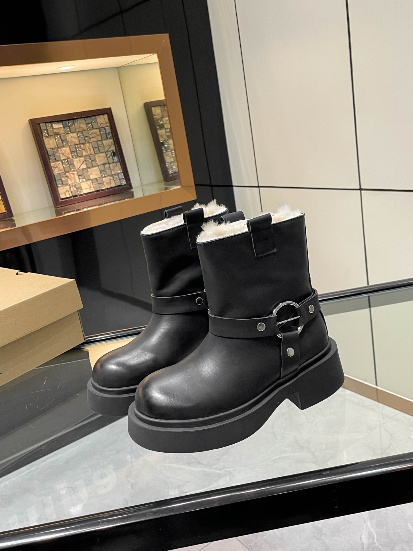 NO:535111,UGG. Exclusive first-time wool boots. Hot style is available [leisure][leisure][leisure] Material fabric, cowhide/sheepskin fur integrated, inner lining. Foot pad. Australian imported pure wool. Craftsmanship. Pure hand-painted color retro style. Anti-slip rubber sole, lightweight, comfortable, breathable and rich retro atmosphere, personalized trendy retro snow boots. Two colors are available in black. Brown sizes 35-40, boots, boots, cowhide, sheepskin19860909UGG. 独家首发羊毛靴.爆款上市[悠闲][悠闲][悠闲] 材质面料,牛皮/羊皮毛一体 内里.垫脚.澳洲进口纯羊毛. 工艺.纯手工擦色复古风.防滑橡胶大底,轻便舒适透气浓浓的复古气息,个性潮流复古雪地靴. 二色可选黑色.棕色 35-40码,靴子,boots,cowhide,sheepskin,Women's Shoes