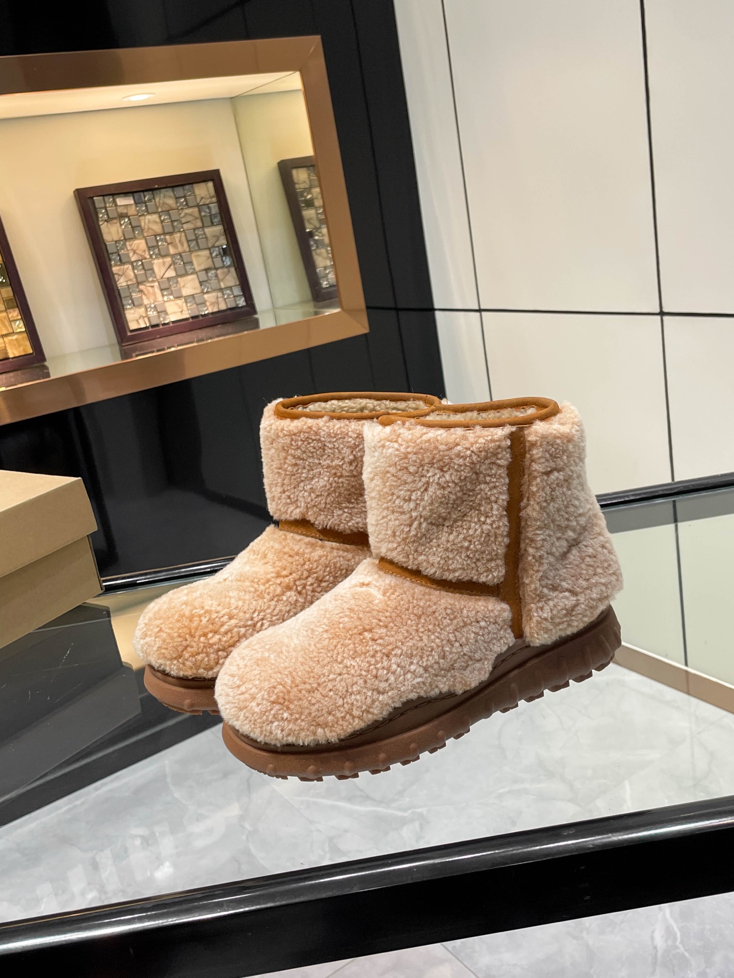 NO:535116,The same style as the celebrity star in 2025. The wool boots are essential for everyone in winter, and the matching coefficient is 100%. The style with good looks and design is as you like. It is fashionable and the aura is bursting. The legs are instantly stretched out. 1. The upper cowhide/sheepskin fur is integrated. 2. The inner lining of the imported Australian sheepskin fur is integrated. Australian wool is selected. 3. The sole is wear-resistant and lightweight rubber and non-slip sole. 35-40. Two colors are available. Brown black. Always open the rubber. The sole is integrated with the shoe body. Snow boots, boots, cowhide, sheepskin198609092025网红明星同款.羊毛靴冬季人手必备单品,搭配系数也是百分百 炸好看比较设计的款随心所欲 时尚感十足穿上气场爆涨 瞬间拉长腿型 1鞋面牛皮/羊皮毛一体 2内里澳洲进口羊皮毛一体内里垫脚选用澳洲羊毛 3大底耐磨轻便橡防滑大底 35一40, 二色可选.棕色 黑色 永远开胶.大底和鞋身车为一体,雪地靴,boots,cowhide,sheepskin,Women's Shoes