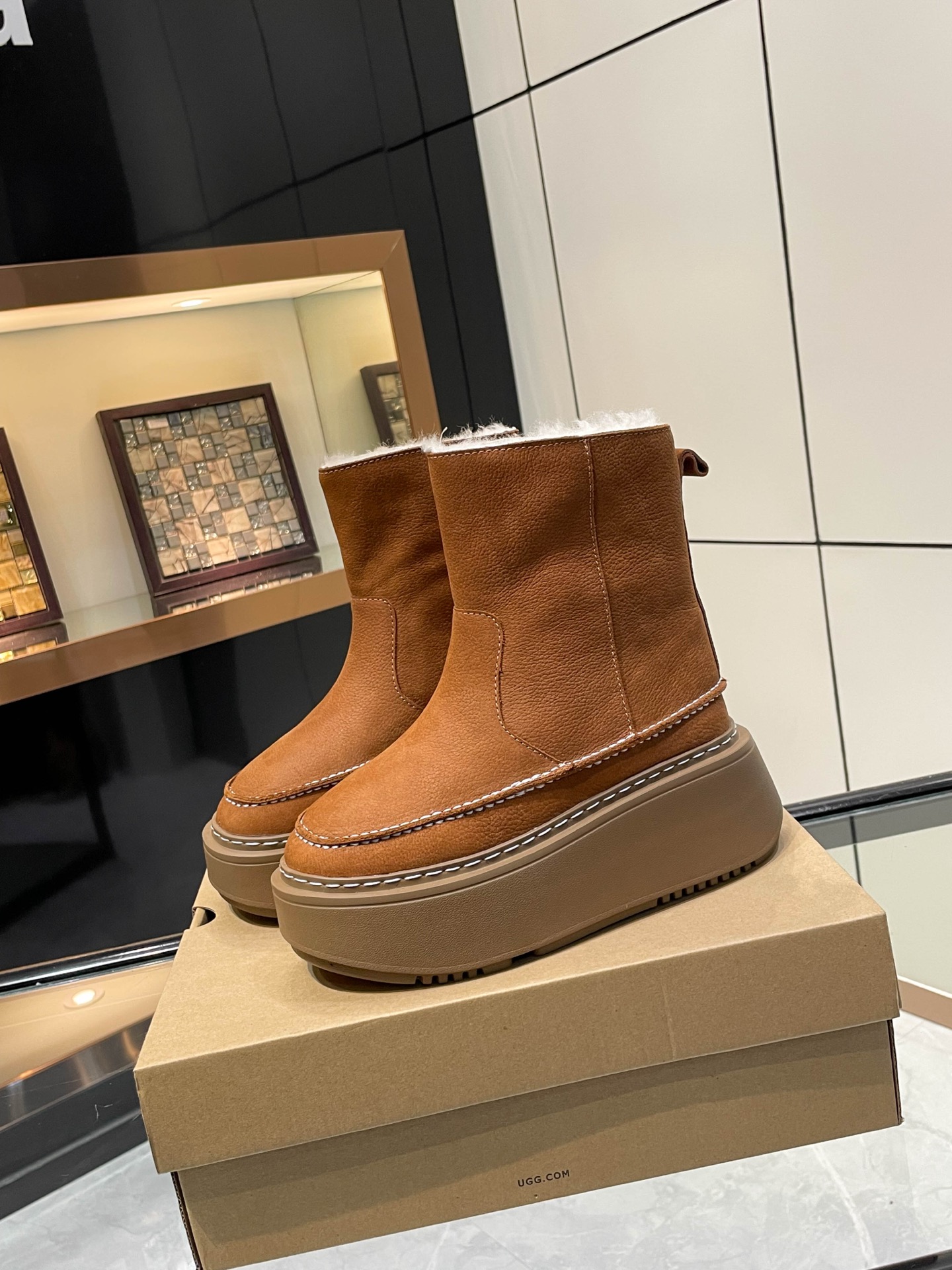 NO:561163,New product from UGG counter, simple and elegant style with minimalist beauty. The fabric is imported waterproof frosted cowhide. The inner padding is 100% pure wool imported from Australia. The outsole is made of non-slip rubber foam. Lightweight and non-slip. Craftsmanship and hand-stitching. Color brown. Black. Coffee size 35-40, snow boots, boots, cowhide.19860909UGG专柜新品,款式简洁大气 极简之美. 面料进口防水磨砂牛皮 内里垫脚澳洲进口百分之百纯羊毛. 大底防滑橡胶发泡材质.轻便防滑 工艺手工缝线点缀 颜色棕色.黑色 咖啡35-40码,雪地靴,boots,cowhide,Women's Shoes