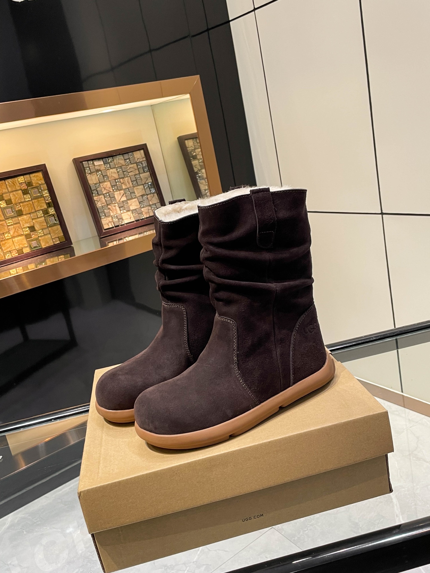 NO:561158,UGG. 2025. Small potato outsole. Exclusive debut of wrinkled wool boots. . Material, cow suede lining. Feet. Pure wool imported from Australia. Craftsmanship. Pure hand-kneading. More elongated thighs. LYW last shape. Three colors available. Brown. Khaki. Brown size 35-40, snow boots, boots.19860909UGG. 2025.小土豆大底.独家首发堆皱羊毛靴. . 材质面料,牛反绒 内里.垫脚.澳洲进口纯羊毛. 工艺.纯手工捏皱. 更加拉长大腿 LYW的楦形 三色可选.啡色.卡其色. 棕色 35-40码,雪地靴,boots,Women's Shoes
