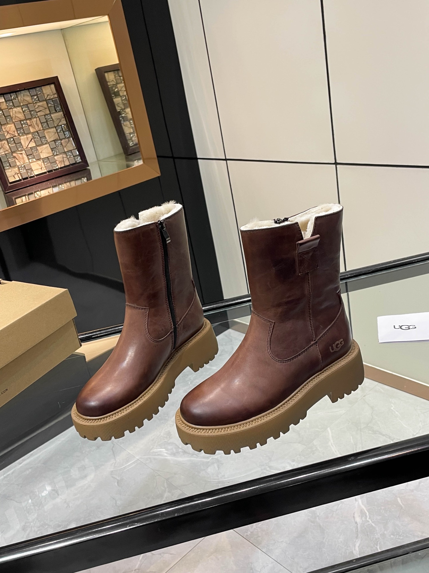 NO:561176,[Bomb] [Bomb] [Bomb] The highest version of the same snow boots motorcycle boots from the official website, British retro style, super slim and long legs. The style is versatile and fashionable. The fabric is Italian waxed cowhide. The lining and feet are pure 100% genuine wool imported from Australia. The outsole is original molded rubber sole. Super non-slip. Lightweight. Size 35-40., craftsmanship, retro color, black, brown, coffee., boots, boots, cowhide19860909［炸弹][炸弹][炸弹]最高版本官网同款雪地靴机车靴英伦复古风,超显瘦显腿长.款式百搭时尚 面料意大利打腊牛皮 内里和垫脚澳洲进口纯百分之百的全真羊毛 大底原版开模橡胶底.超级防滑.轻便. 码数35—40. ,工艺擦色复古 颜色黑. 棕. 咖.,靴子,boots,cowhide,Women's Shoes