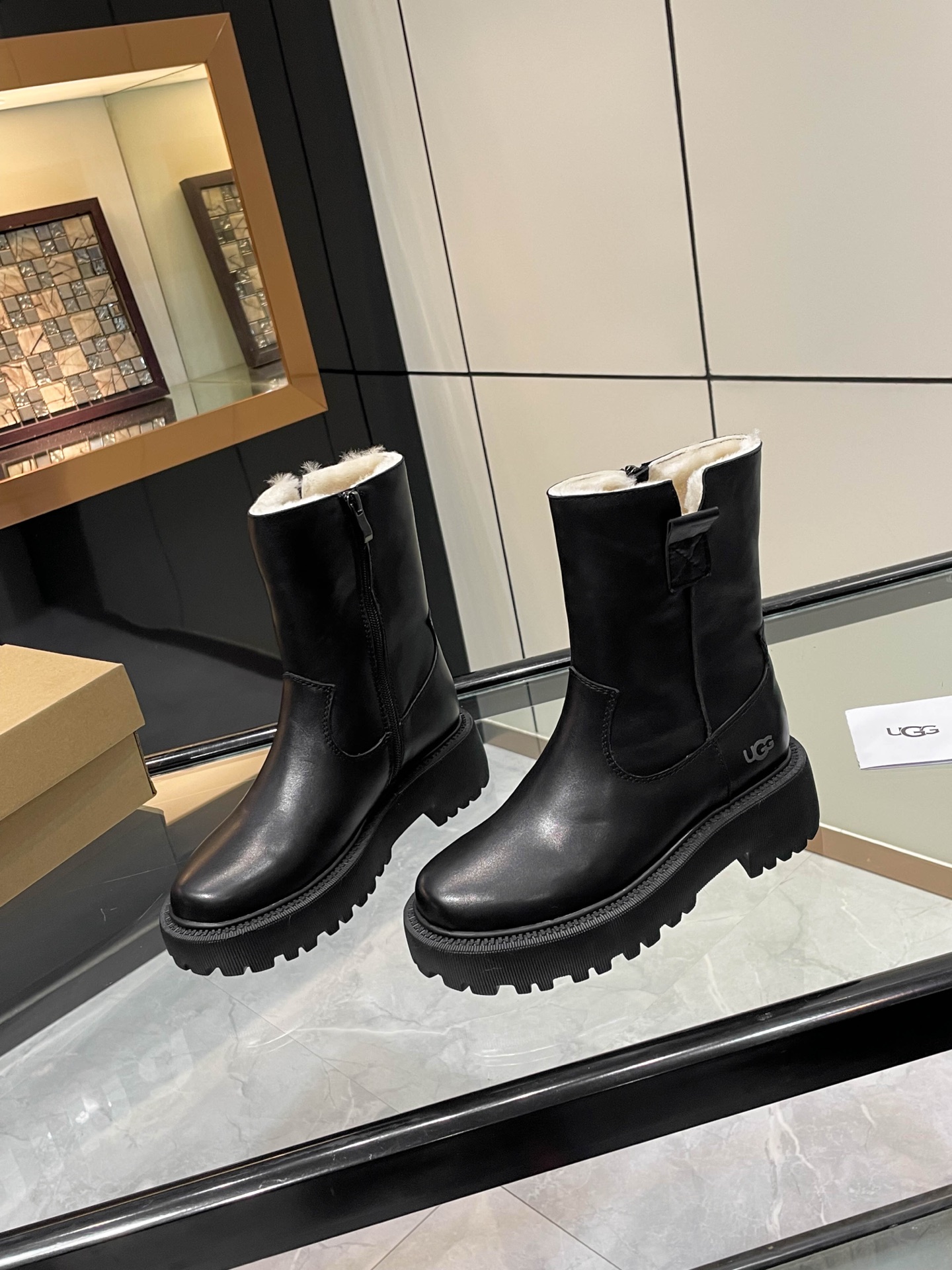 NO:561181,[Bomb] [Bomb] [Bomb] The highest version of the same snow boots motorcycle boots from the official website, British retro style, super slim and long legs. The style is versatile and fashionable. The fabric is Italian waxed cowhide. The lining and feet are pure 100% genuine wool imported from Australia. The outsole is original open-molded rubber sole. Super non-slip. Lightweight. Size 35-40. Craftsmanship and retro coloring. Color black. Brown. Coffee., boots, boots, cowhide19860909［炸弹][炸弹][炸弹]最高版本官网同款雪地靴机车靴英伦复古风,超显瘦显腿长.款式百搭时尚 面料意大利打腊牛皮 内里和垫脚澳洲进口纯百分之百的全真羊毛 大底原版开模橡胶底.超级防滑.轻便. 码数35—40. 工艺擦色复古 颜色黑. 棕. 咖.,靴子,boots,cowhide,Women's Shoes