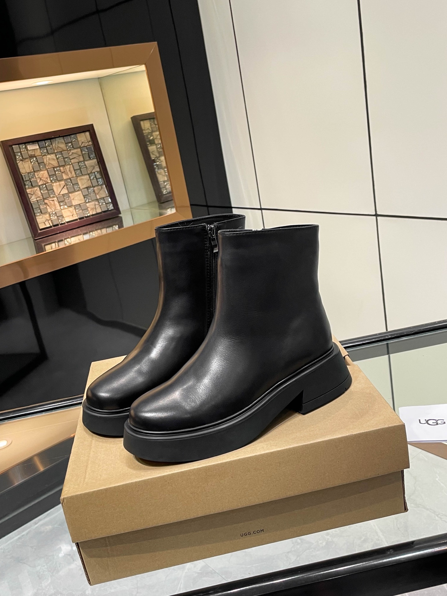 NO:561177,UGG wool short boots, the latest model in the counter, the official website is also updated, casual, fashionable and versatile short boots. Fabric: black waxed cowhide. Black frosted lining: pure Australian imported fur, 100% wool. Style: new product in the counter. Simple and versatile. Fashionable color. Two colors available (smooth cowhide, frosted surface). Size 35 to 40., boots, boots, cowhide19860909UGG羊毛短靴 专柜最新款,官网还为更新, 休闲时尚百搭短靴. 面料 黑色打腊牛皮. 黑色磨砂 内里 纯澳洲进口皮毛一体百分之百的全羊毛 款式 专柜新品.简约百搭 .时尚 颜色 二色可选（光面牛皮. 磨砂面） 码数 35到40码.,靴子,boots,cowhide,Women's Shoes