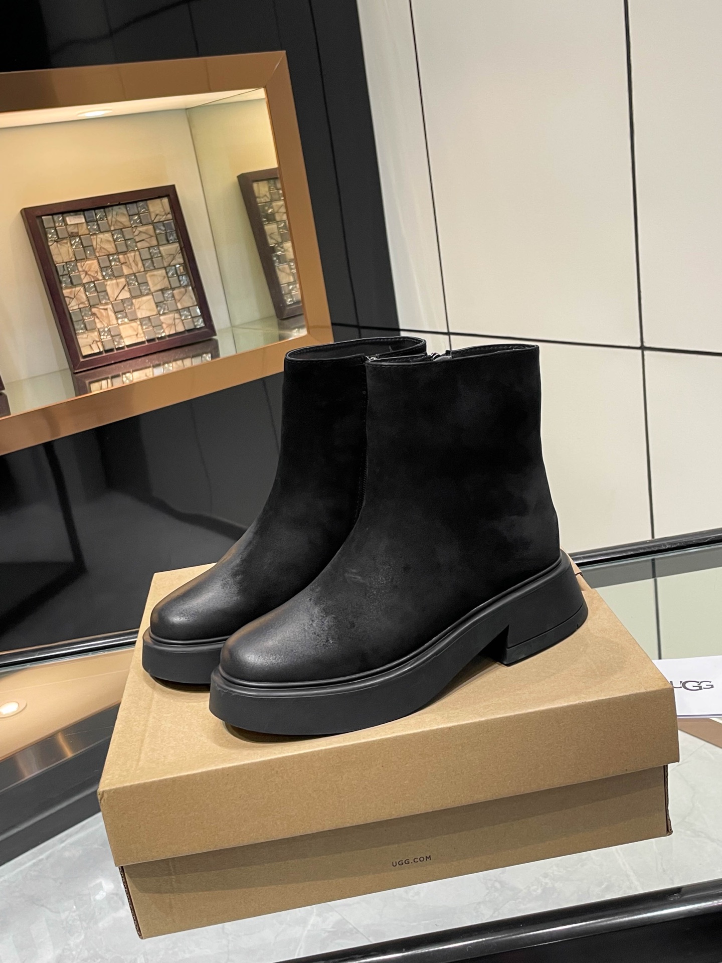 NO:561172,UGG wool short boots, the latest model in the counter, the official website is also updated, casual, fashionable and versatile short boots. Fabric: black waxed cowhide. Black matte lining: pure fur imported from Australia, 100% wool. Style: new product in the counter. Simple and versatile. Fashionable color. Two colors available. Size 35 to 40. Boots, boots, cowhide19860909UGG羊毛短靴 专柜最新款,官网还为更新, 休闲时尚百搭短靴. 面料 黑色打腊牛皮. 黑色磨砂 内里 纯澳洲进口皮毛一体百分之百的全羊毛 款式 专柜新品.简约百搭 .时尚 颜色 二色可选 码数 35到40码.,靴子,boots,cowhide,Women's Shoes