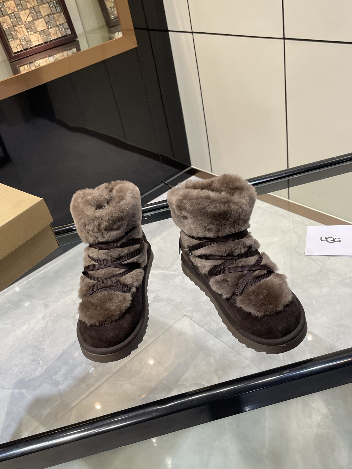 NO:577139,The most popular ugg wool boots in 2025. Wool is skin-friendly, soft and warm, a must-have for winter. It has great texture, rich in fashion elements, and is full of elegance. It can always show women's fashion trends when worn. High mercerized cow velvet + pure wool on the upper. Pure Australian wool on the lining. Color: black. Coffee brown. Code number: 35 to 40, snow boots, boots.198609092025最火爆ugg羊毛靴 羊毛亲肤柔软保暖冬季必备款,质感超棒,富有时尚元素,贵气感十足穿上总能展现女性时尚潮流 鞋面高丝光牛绒+纯羊毛 内里垫脚澳洲纯羊毛 颜色黑色.咖啡棕色 码数35一40,,雪地靴,boots,Women's Shoes