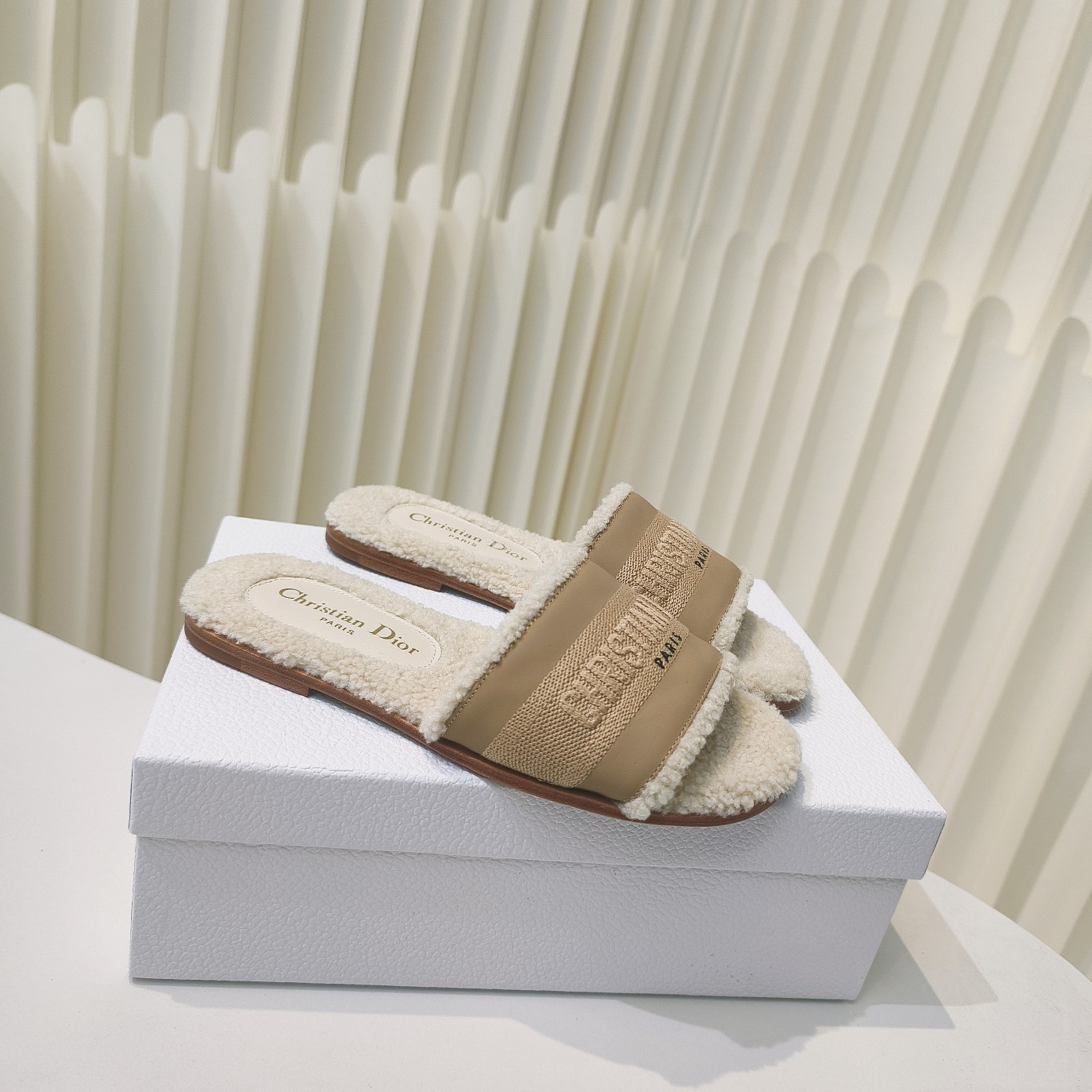 NO:420248,Dior winter new style - Dway flat-heeled embroidered wool slippers This Dway cotton sandals reinterprets classic items. The cowhide and cotton uppers are embroidered with the Christian Dior Paris logo, which is recognizable. The white sheepskin effect lining and insole create a comfortable wearing experience. The design is simple and easy to put on and take off, creating a delicate and casual look. The upper material: The cowhide upper is embroidered with the Christian Dior Paris logo outsole: Italian imported leather outsole Size: size 34-43 (34.40.41.42 custom made without return or replacement), slippers, dior, slippers, cowhide, sheepskin, Leather soles19860909Dior冬季新款--Dway平跟刺绣羊毛拖鞋这款Dway 棉质凉拖重新演绎经典单品.牛皮革和棉质鞋面饰以Christian Dior Paris 标志刺绣,富有辨识度.白色羊皮革效果里料和内底,打造舒适的穿着体验.设计简约可轻松穿脱,打造精致的休闲造型. 帮面材质:牛皮鞋面饰以 ChristianDiorParis 标志刺绣 大底:意大利进口真皮大底 Size:34-43码（34.40.41.42定做不退不换）,拖鞋,dior,slippers,cowhide,sheepskin,Leather soles,Women's Shoes