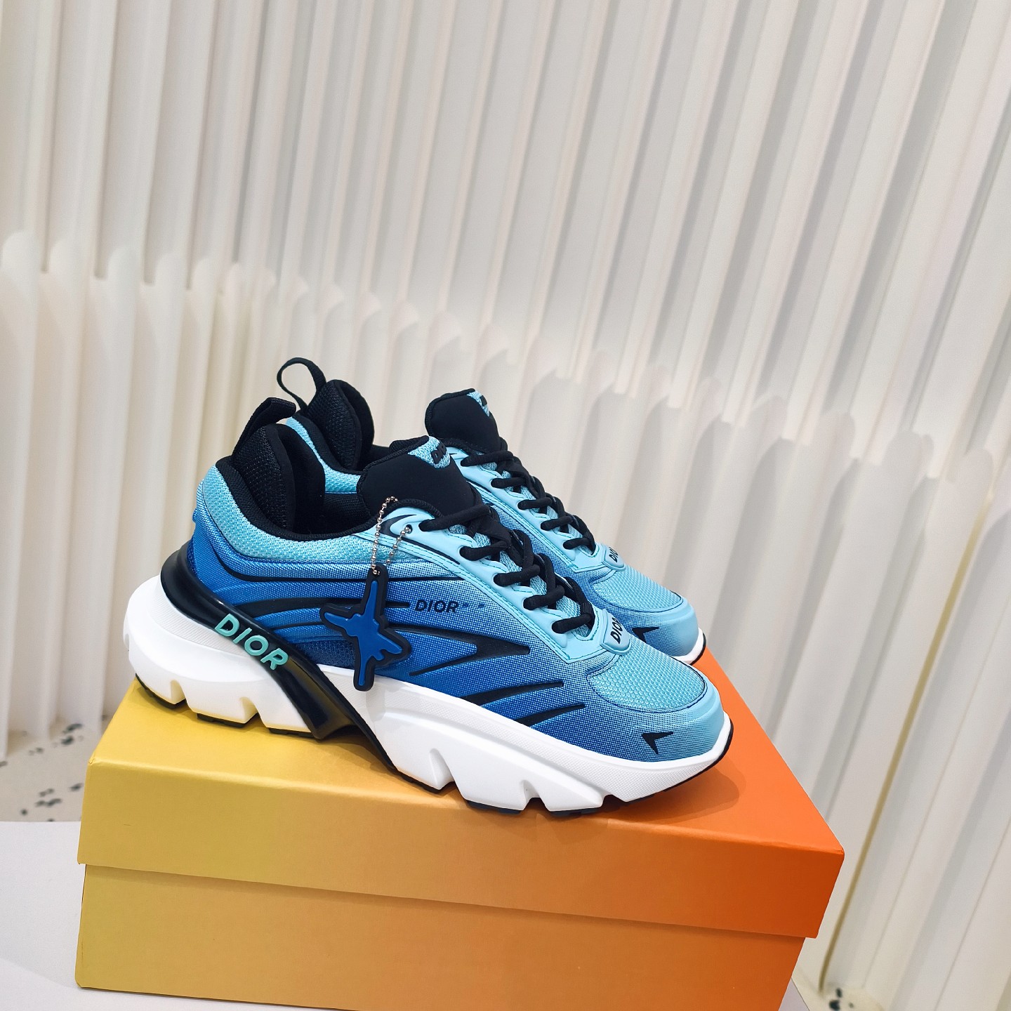 NO:420239,Top upgraded version of couple model Dior latest B44 Blade series Couple model casual thick sole sneakers running shoes Original purchase and development Made this B44 Blade sneakers are from DIOR AND LEWIS HAMILTON exclusive limited series, with a full silhouette design, eye-catching and fashionable, inspired by the era. They are carefully crafted with gradient blue mesh fabric, paired with the same tone technology fabric, and the sole is decorated with contrasting Blade inserts to pay tribute to running. The DIOR AND LEWIS HAMILTON logo hanging down from the eyelets, with Dior embellished with upper, heel and sides  Logo. It looks more refined with black shoelaces. The backside internal padded support design highlights the sporty aesthetic style, which can add a modern style to various casual styles. The delivery counter is exquisitely packaged. The original imported top layer cowhide inner layer imported breathable net. The sole is original open mold-proof rubber material. The bottom thickness is 5.5CM. Size: Women's 35-40 / Men's 39-45, casual shoes/sports shoes, dior, dior, sneakers, cowhide19860909顶级升级版本情侣款 Dior迪奥 最新B44 Blade系列 情侣款 休闲 厚底 运动鞋 跑鞋 原版购入开发 做货 这款 B44 Blade 运动鞋来自 DIOR AND LEWIS HAMILTON 尊享限定系列,采用充盈的廓形设计,醒目时尚,灵感源自 年代.采用渐变蓝色网眼织物精心制作,搭配同色调科技面料拼接,鞋底饰以对比鲜明的 Blade 镶片,向跑步运动致敬.DIOR AND LEWIS HAMILTON 标志吊饰从孔眼垂悬而下,鞋面、鞋跟和侧面均点缀以 Dior 标志.搭配黑色鞋带更显精致,后侧内部加垫支撑设计彰显运动审美风格,可为各式休闲造型增添现代风范 配送专柜精美包装 面料原版进口头层牛皮 内里原版进口透气网里 鞋底原版开模防滑橡胶材质 底厚5.5CM Size:女款35-40 / 男款39-45,休闲鞋/运动鞋,dior,dior,sneakers,cowhide,Women's Shoes