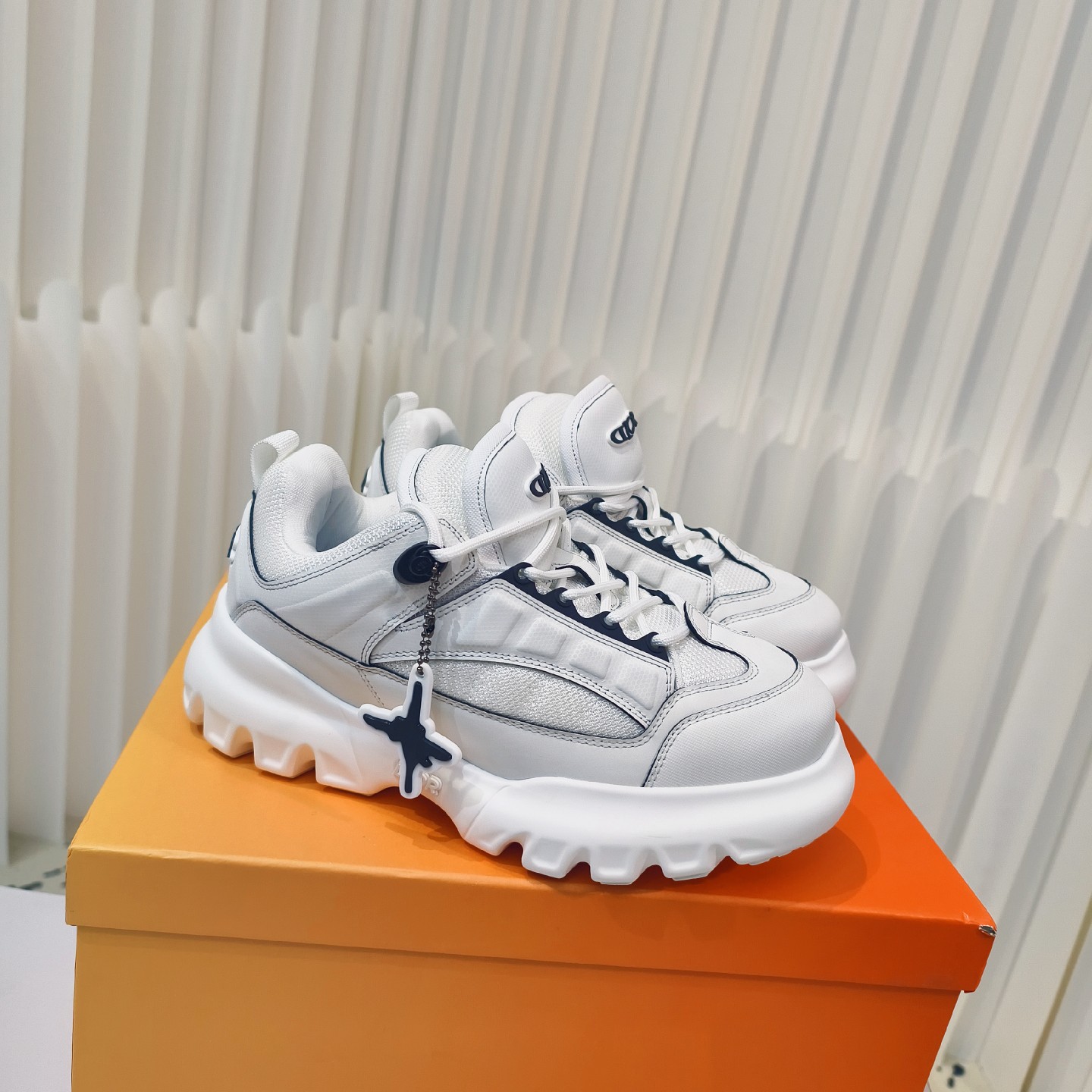 NO:420329,Top version of couple model Dior x Levis Hamilton Co-branded model Fat Ding couple model Casual sports shoes Bread shoes Original purchase and development Making goods F1 Formula 1 world champion 'Lewis Hamilton' cooperated with artistic director 'Kim Jones' to launch a sports-centric lifestyle capsule series. 'Lewis Hamilton' was appointed as the new Dior Men ambassador, and also released a capsule series inspired by African colors and materials. Delivery counter exquisite packaging Fabric: Original custom imported top layer cowhide Inner: Original imported breathable net Outsole: Original open mold-proof TPU material Sole thickness: 5CM Size: Women's model 35-40 /  Men's 39-45, casual shoes/sports shoes, dior, dior, sneakers, cowhide19860909顶级版本情侣款 Dior 迪奥x Levis Hamilton 汉密尔顿 联名款胖丁 情侣款 休闲 运动鞋 面包鞋 原版购入开发 做货 F1一级方程式赛车世界冠军「Lewis Hamilton」与艺术总监「Kim Jones」合作推出了以运动为中心的生活方式胶囊系列.「Lewis Hamilton」被任命为新任Dior Men 大使,同时发布了以非洲色彩和材料为灵感的胶囊系列 配送专柜精美包装 面料: 原版定制进口头层牛皮 内里: 原版进口透气网里 大底: 原版开模防滑TPU材质 底厚: 5CM Size: 女款35-40 / 男款39-45,休闲鞋/运动鞋,dior,dior,sneakers,cowhide,Women's Shoes