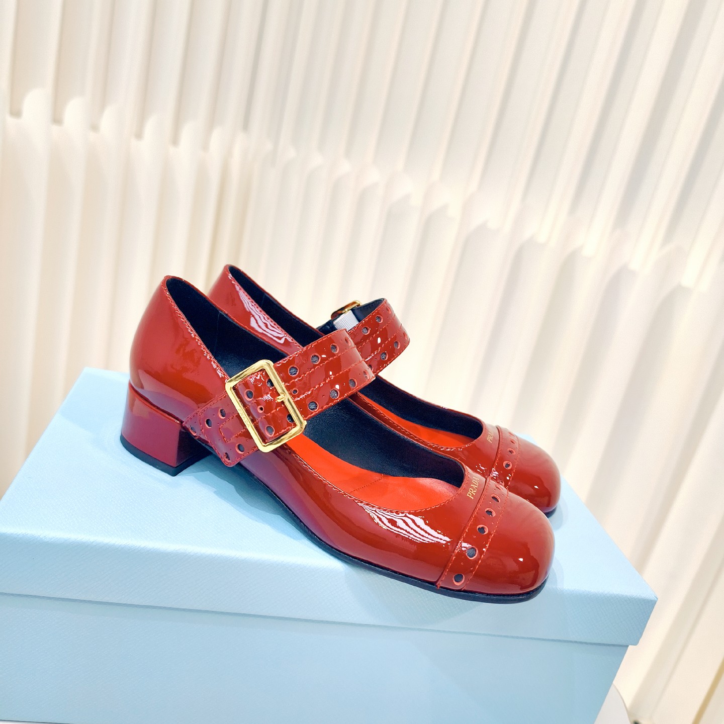 NO:388956,Original development and purchasing grade Prada 25Ss new Prada patent leather Mary Jane thick heels This fashionable high heels are made of painted leather, decorated with perforated decoration, and the contrasting colors show the retro style. Imported calf patent leather upper, mixed-bred sheepskin inner lining, Italian genuine leather sole (original open molding injection molding) Size 35-39 (34.40.41 customization without return and exchange), Mary Jane, prada, prada, mary jane, high heels, sheepskin19860909原版开发代购级普拉达25Ss新款Prada漆皮玛丽珍粗跟单鞋 这款时尚的高跟鞋采用漆面皮革制成,饰以穿孔装饰,对比鲜明的色彩彰显复古风范. 鞋面进口小牛漆皮 内里混种羊皮内里 鞋底意大利真皮鞋底（原版开模注塑） 码数35-39（34.40.41定制不退换）,玛丽珍,prada,prada,mary jane,high heels,sheepskin,Women's Shoes