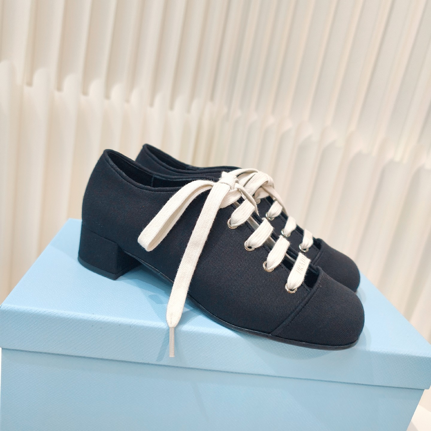 NO:388947,Original development and purchasing grade Prada 25Ss new Prada strap hollow shoelaces Mary Zhen thick heels This fashionable high heels are made of imported pure cotton cloth special encrypted weaving method, without tongue hollow design and lace embellishment, highlighting the retro and fashionable style. Upper imported twill pure cotton cloth, inner mixed-bred sheepskin inner sole Italian genuine leather sole (original open molding injection molding) Size 35-39 (34.40.41 customization without return and exchange), Mary Zhen, prada, prada, mary jane, high heels, sheepskin19860909原版开发代购级普拉达25Ss新款Prada绑带镂空鞋带玛丽珍粗跟单鞋 这款时尚的高跟鞋采用进口纯棉布特殊加密织法制成,无鞋舌镂空设计加鞋带点缀,彰显复古时尚风范. 鞋面进口斜纹纯棉布 内里混种羊皮内里 鞋底意大利真皮鞋底（原版开模注塑） 码数35-39（34.40.41定制不退换）,玛丽珍,prada,prada,mary jane,high heels,sheepskin,Women's Shoes