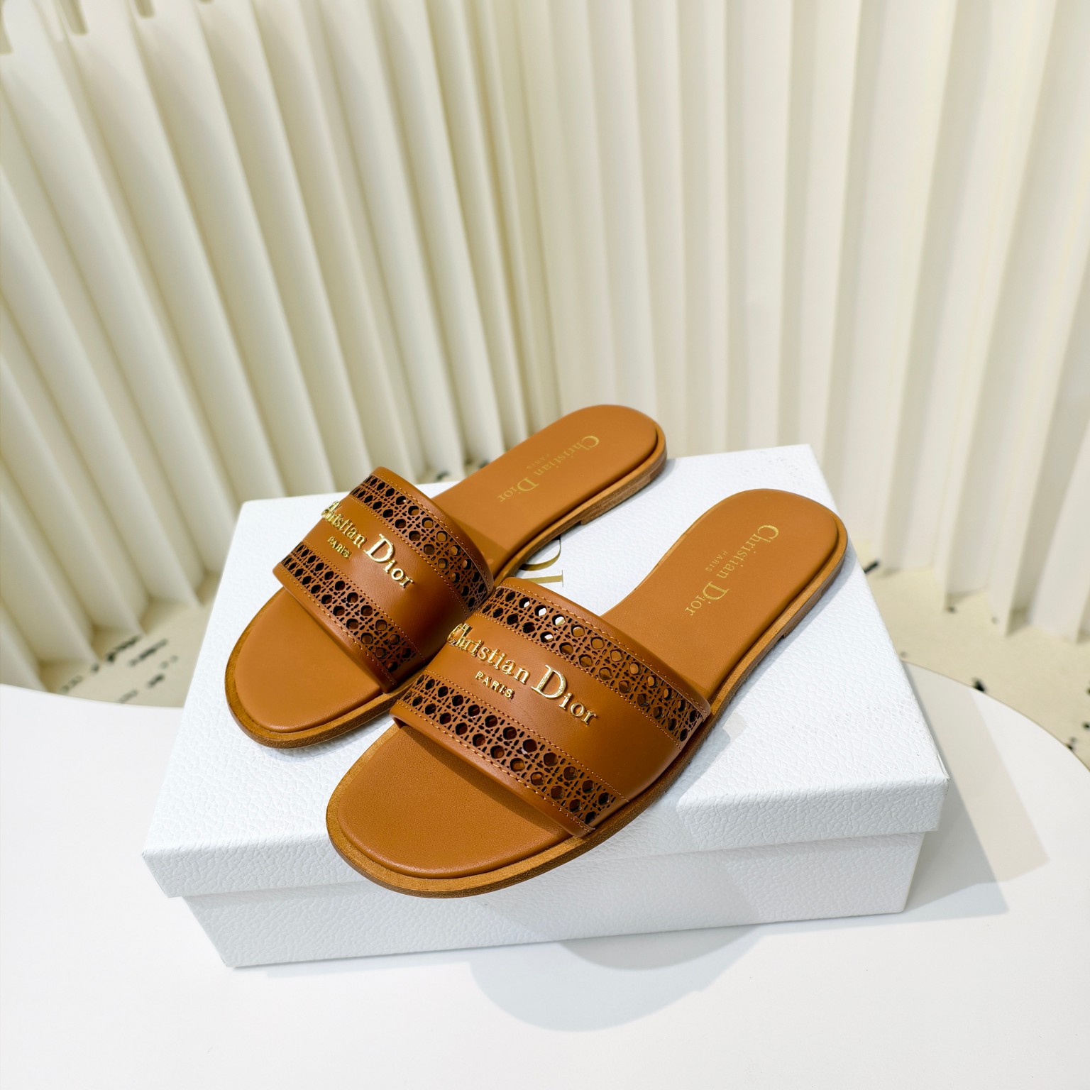 NO:252823,Dior cowhide hollow flat-soled sandals This D-Lane sandals show the classic style and displays hollow rattan plaid pattern. The upper is decorated with a gold metal logo to highlight the fashionable temperament. The padded leather innersole creates a comfortable wearing experience, simple design is easy to put on and take off, and is equipped with imported genuine leather soles. Size: size 34-42 (34.40.41.42 customization, no return or replacement), slippers, dior, slippers, cowhide, Leather soles19860909Dior牛皮镂空平底凉拖这款D-Lane凉拖彰显经典风格,展示镂空藤格纹图案.鞋面饰以金色金属标志,彰显时尚气质.加垫皮革内底打造舒适的穿着体验,简约设计便于穿脱,配进口真皮大底. Size:34-42码（34.40.41.42定制不退不换）,拖鞋,dior,slippers,cowhide,Leather soles,Women's Shoes