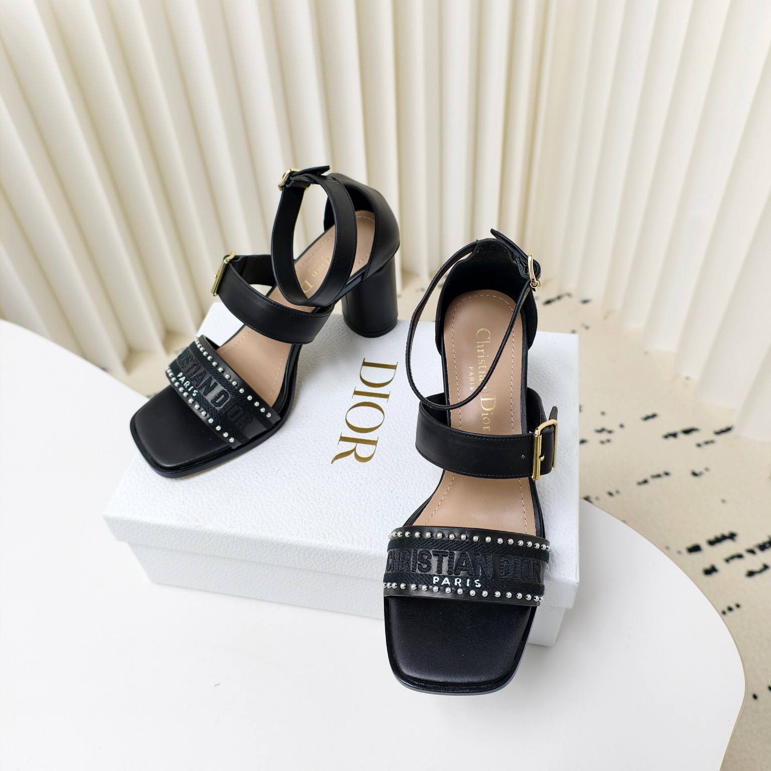 NO:231534,Top version Dior Dway 2025 spring and summer latest high-heeled electric embroidery color-blocking Roman sandals CD letter logo hardware buckle star same style one-round hairdressing fish mouth open toe pearl women's shoes Material original customized high-temperature water-soluble electric embroidery technology fabric / imported calfskin   water-dyed sheepskin inner lining   hand-sewn beads Outsole Italian leather outsole Heel height 7.5cm / 9. 5cm Size34-43 (34.40.41.42.43. Customized without return or replacement), high heels sandals, dior, dior, sandals, high heels, cowhide, sheepskin, Leather soles19860909顶级版本 迪奥 Dior Dway 2025春夏最新款高跟电绣拼色罗马凉鞋 CD字母logo五金扣明星同款一圈带鱼嘴露趾珍珠女鞋 材质原版定制高温水溶电绣科技面料/进口小牛皮 水染羊皮内里 手工缝珠 大底意大利真皮大底 跟高7.5cm / 9. 5cm Size34-43（34.40.41.42.43.定制不退不换）,高跟鞋凉鞋,dior,dior,sandals,high heels,cowhide,sheepskin,Leather soles,Women's Shoes