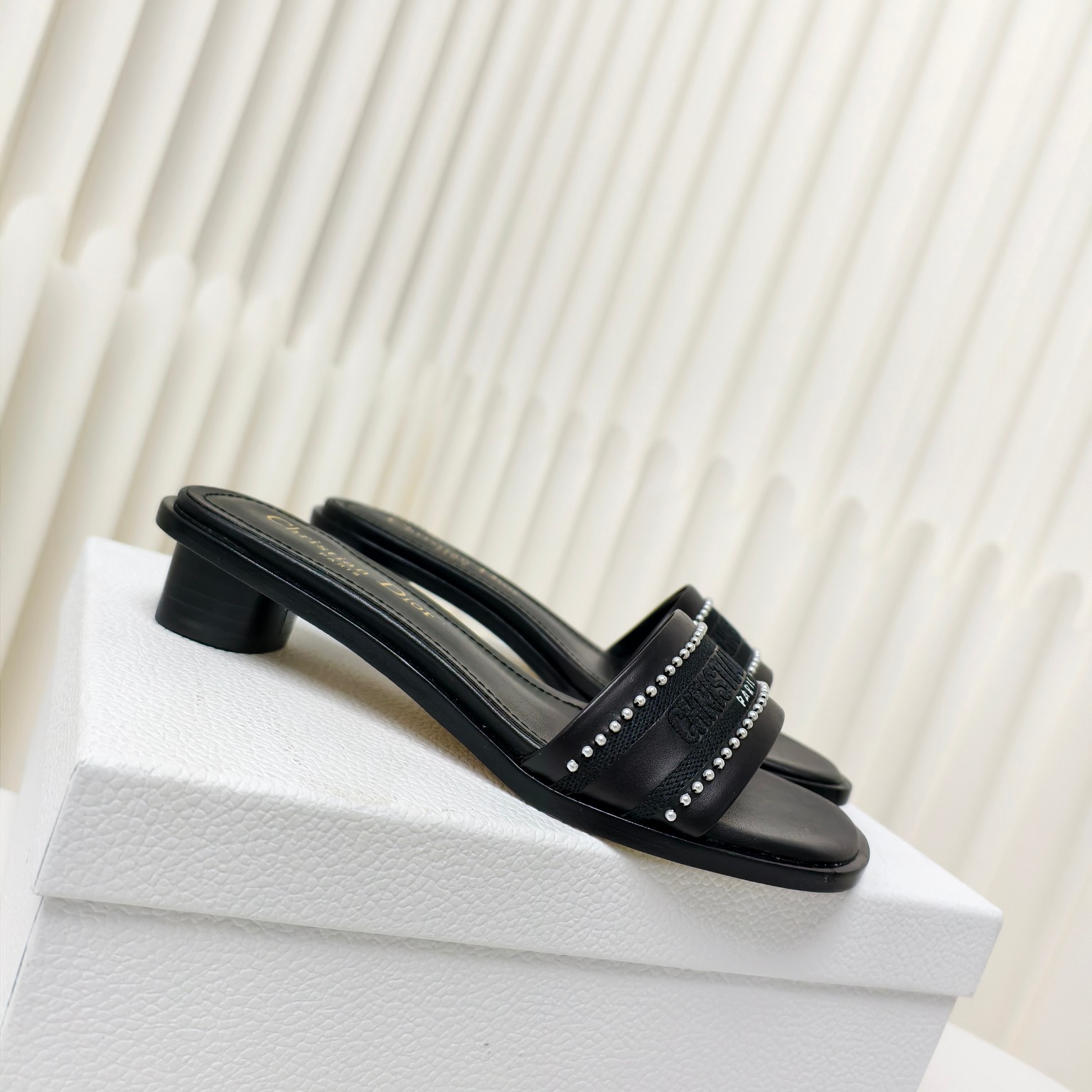 NO:231554,Top version Dior 2025 spring and summer new DWAY flat-sole flip-flop color-blocking pearl women's shoes CD letter logo three-dimensional embroidered flat sandals Square toe jelly color open-toed slippers Original development top version of the market The upper original uniform washing cowhide electric embroidery high temperature water-soluble cotton technology fabric   hand-sewn beads Inner water-dyed cowhide feet inner lining 3cm outsole Italian leather outsole size34-43 (34.40.41.42.43 custom made without return or replacement), slippers, dior, dior, sandals, slippers, cowhide, Leather soles19860909顶级版本 迪奥 Dior 2025 春夏新款 DWAY 平底一字拖拼色珍珠女鞋 CD字母logo立体刺绣平底凉鞋 方头果冻色露趾拖鞋 原版开发市面顶级版本 鞋面原版一致水洗牛皮电绣高温水溶棉质科技面料 手工缝珠 内里水染牛皮垫脚内里 跟高3cm 大底意大利真皮大底 size34-43（34.40.41.42.43定做不退不换）,拖鞋,dior,dior,sandals,slippers,cowhide,Leather soles,Women's Shoes