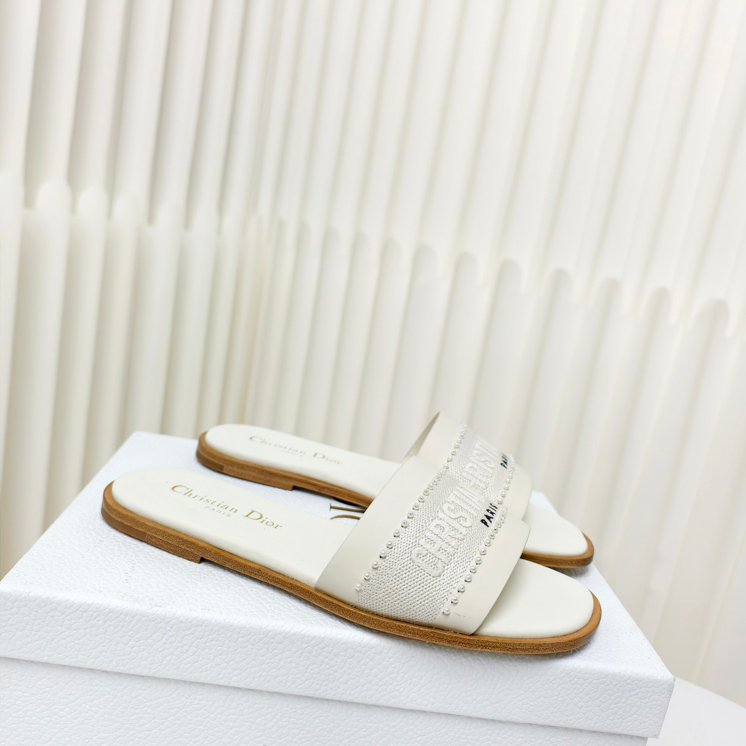 NO:231551,Top version Dior 2025 spring and summer new DWAY flat-sole flip-flop color-blocking pearl women's shoes CD letter logo three-dimensional embroidered flat sandals Square toe jelly color open-toed slippers Original development top version of the market The original upper is consistently washed cowhide electric embroidered high temperature water-soluble cotton technology fabric   hand-sewn beads Inner water-dyed cowhide feet inner lining 1cm outsole Italian leather outsole size34-43 (34.40.41.42.43 Customized, no return or replacement), slippers, dior, dior, sandals, slippers, cowhide, Leather soles19860909顶级版本 迪奥 Dior 2025 春夏新款 DWAY 平底一字拖拼色珍珠女鞋 CD字母logo立体刺绣平底凉鞋 方头果冻色露趾拖鞋 原版开发市面顶级版本 鞋面原版一致水洗牛皮电绣高温水溶棉质科技面料 手工缝珠 内里水染牛皮垫脚内里 跟高1cm 大底意大利真皮大底 size34-43（34.40.41.42.43定做不退不换）,拖鞋,dior,dior,sandals,slippers,cowhide,Leather soles,Women's Shoes