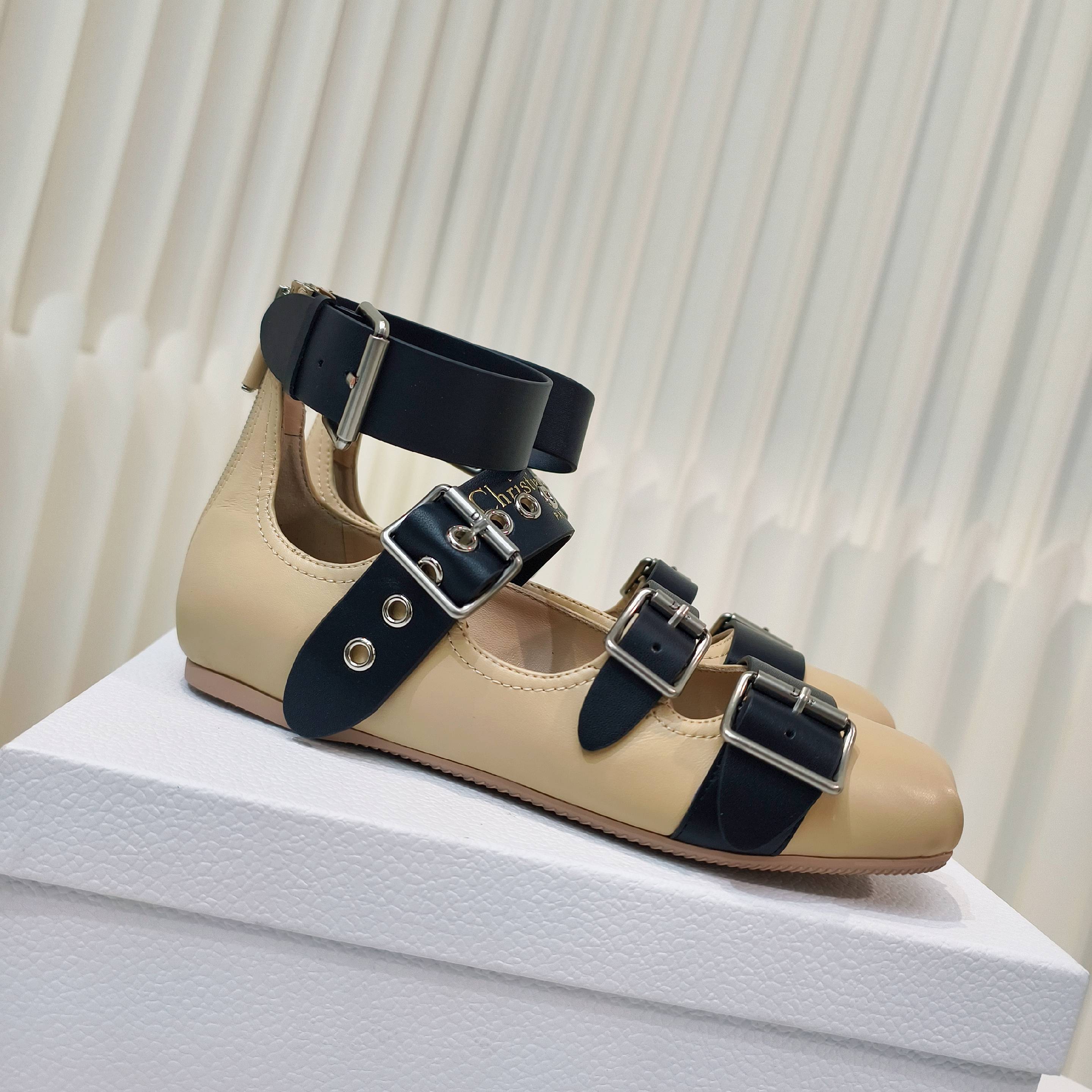 “2025 D Family Monotonous Shoes Collection: Classic, Stylish, Comfortable, and Versatile”