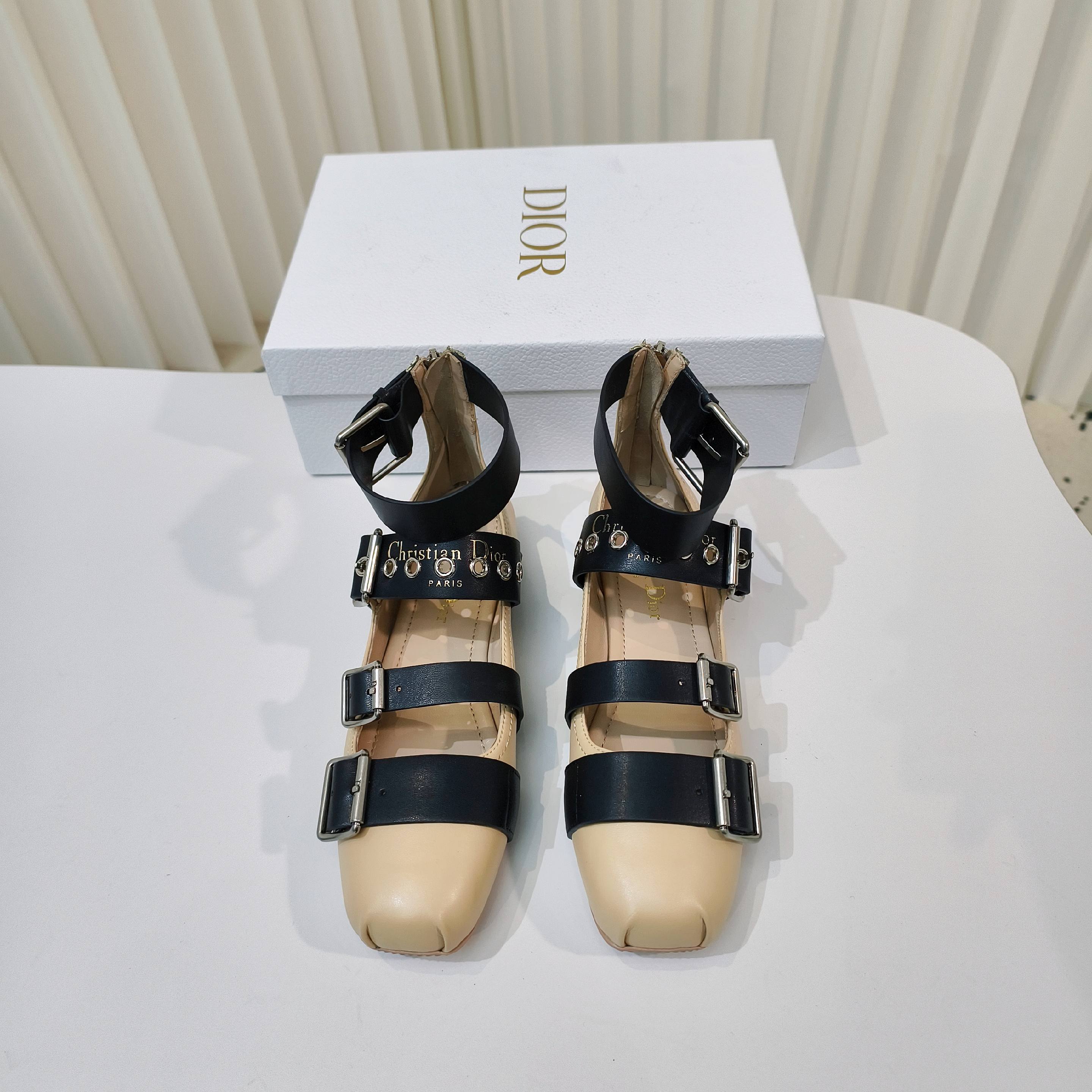 “2025 D Family Monotonous Shoes Collection: Classic, Stylish, Comfortable, and Versatile” - 图片 2