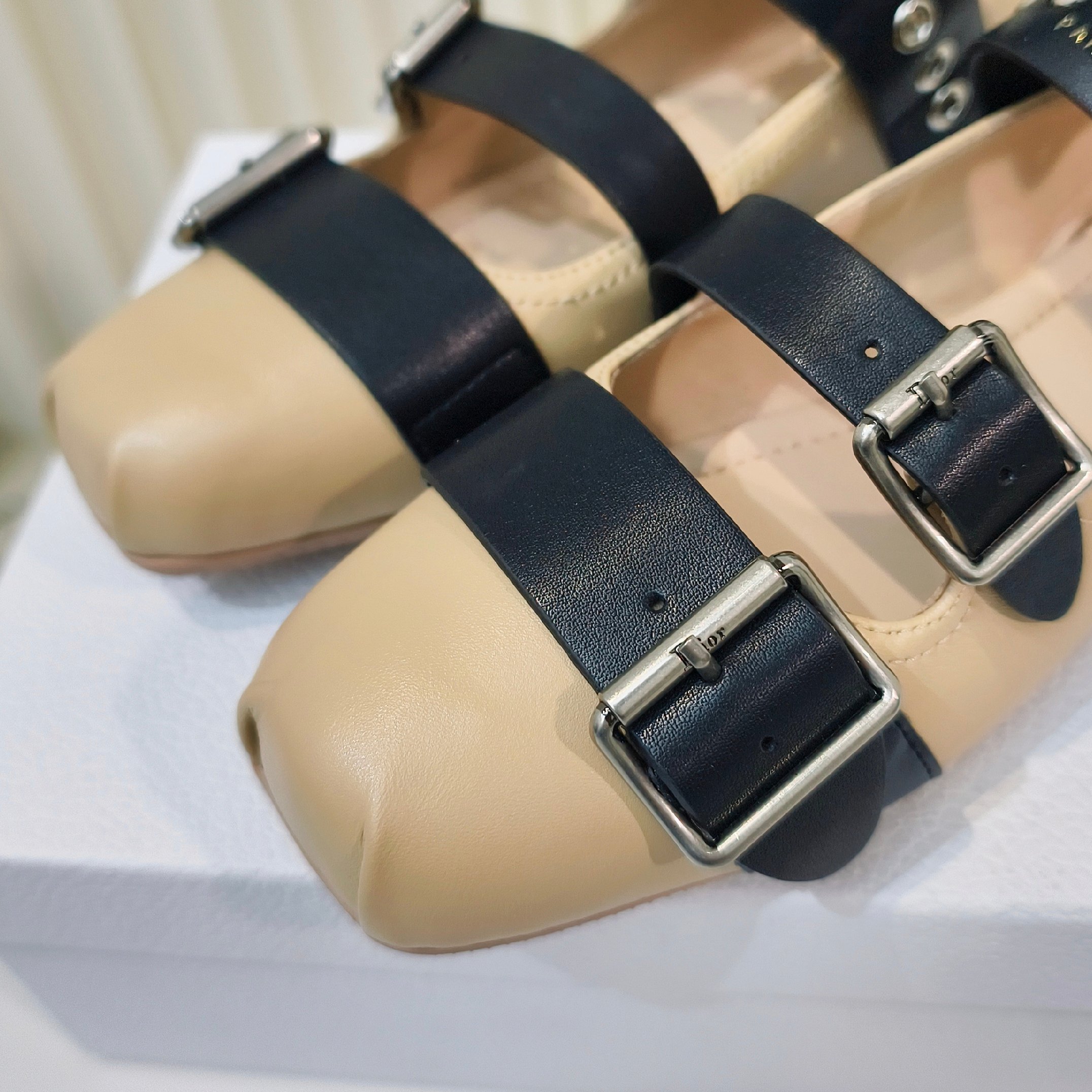 “2025 D Family Monotonous Shoes Collection: Classic, Stylish, Comfortable, and Versatile” - 图片 6