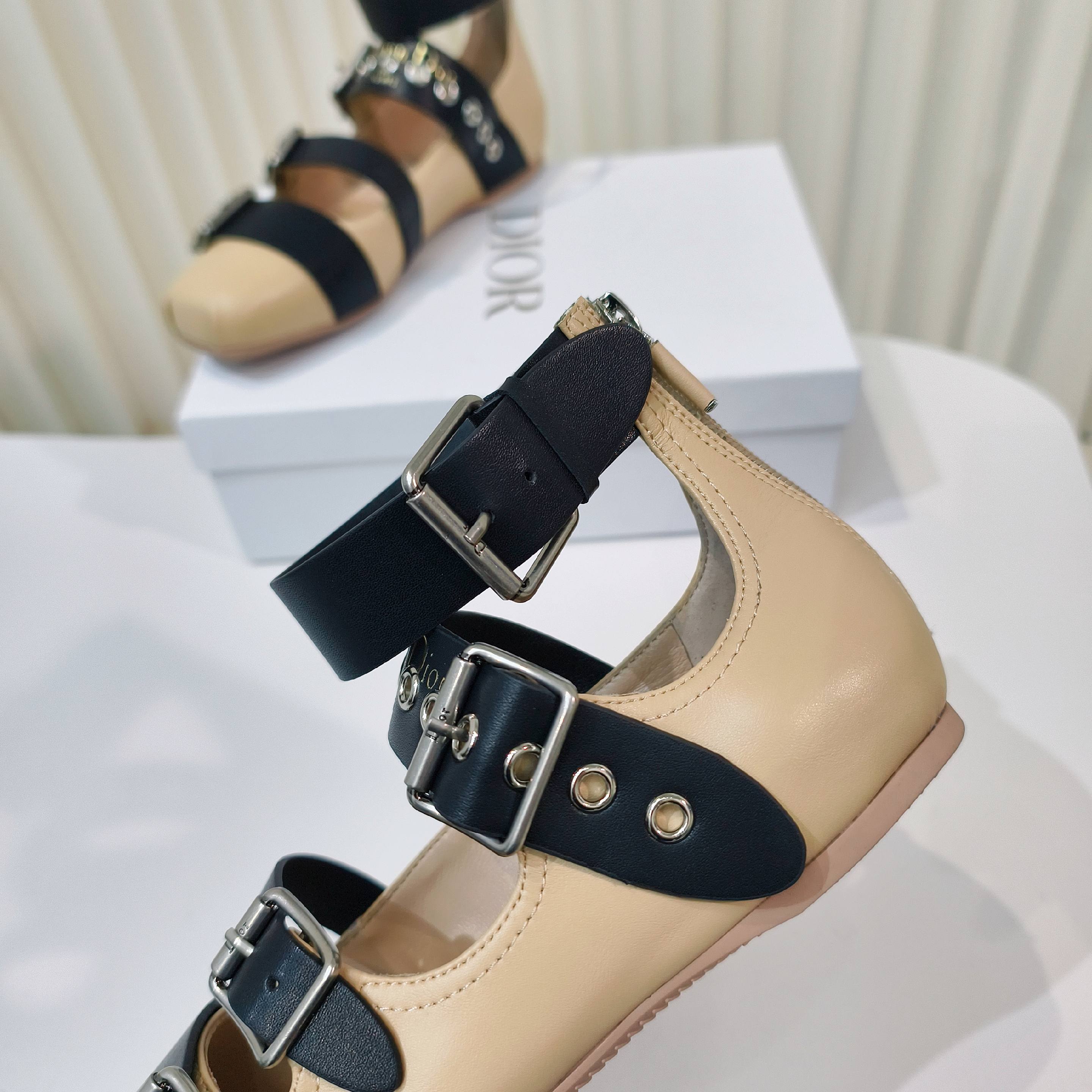“2025 D Family Monotonous Shoes Collection: Classic, Stylish, Comfortable, and Versatile” - 图片 7