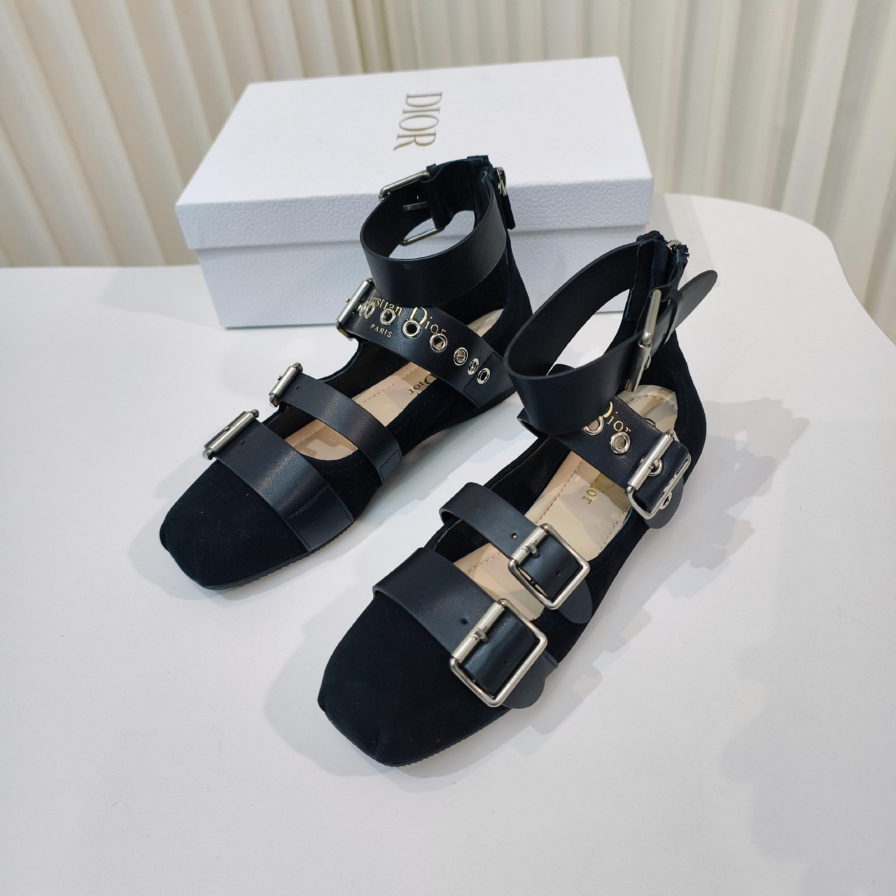 “2025 D Family Monotonous Shoes Collection: Classic, Stylish, Comfortable | Size 34-42” - 图片 4