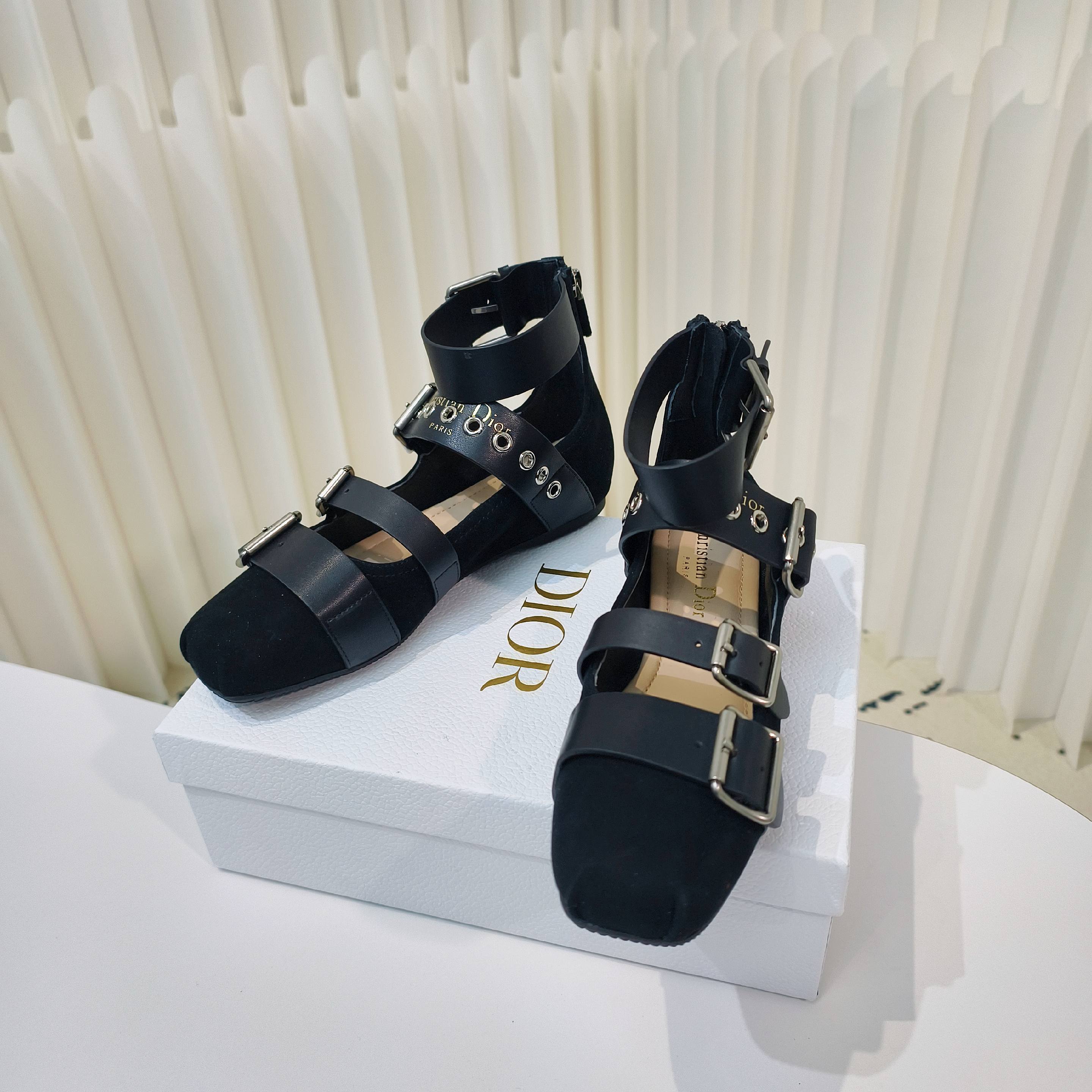 “2025 D Family Monotonous Shoes Collection: Classic, Stylish, Comfortable | Size 34-42” - 图片 5