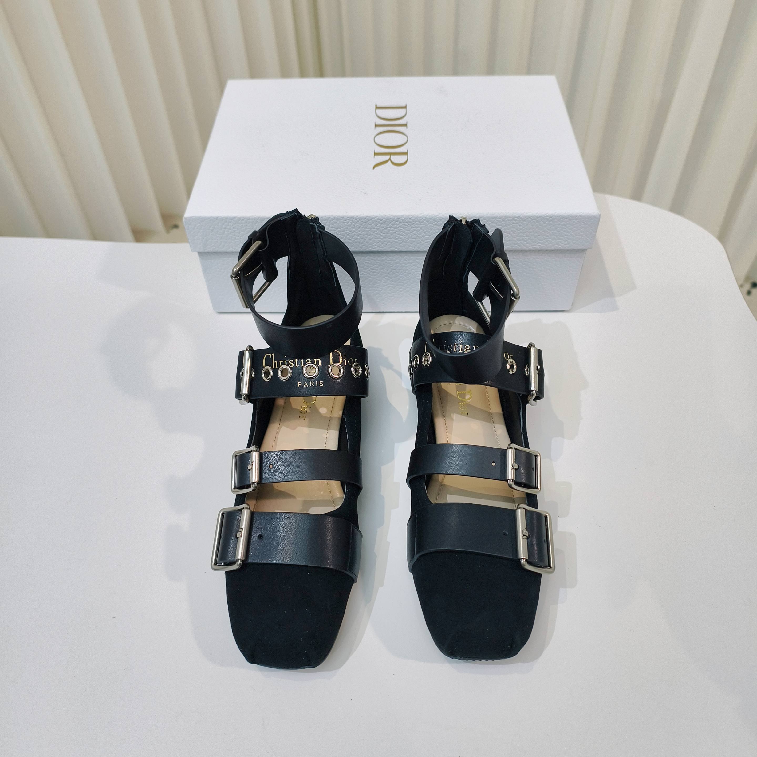 “2025 D Family Monotonous Shoes Collection: Classic, Stylish, Comfortable | Size 34-42” - 图片 2