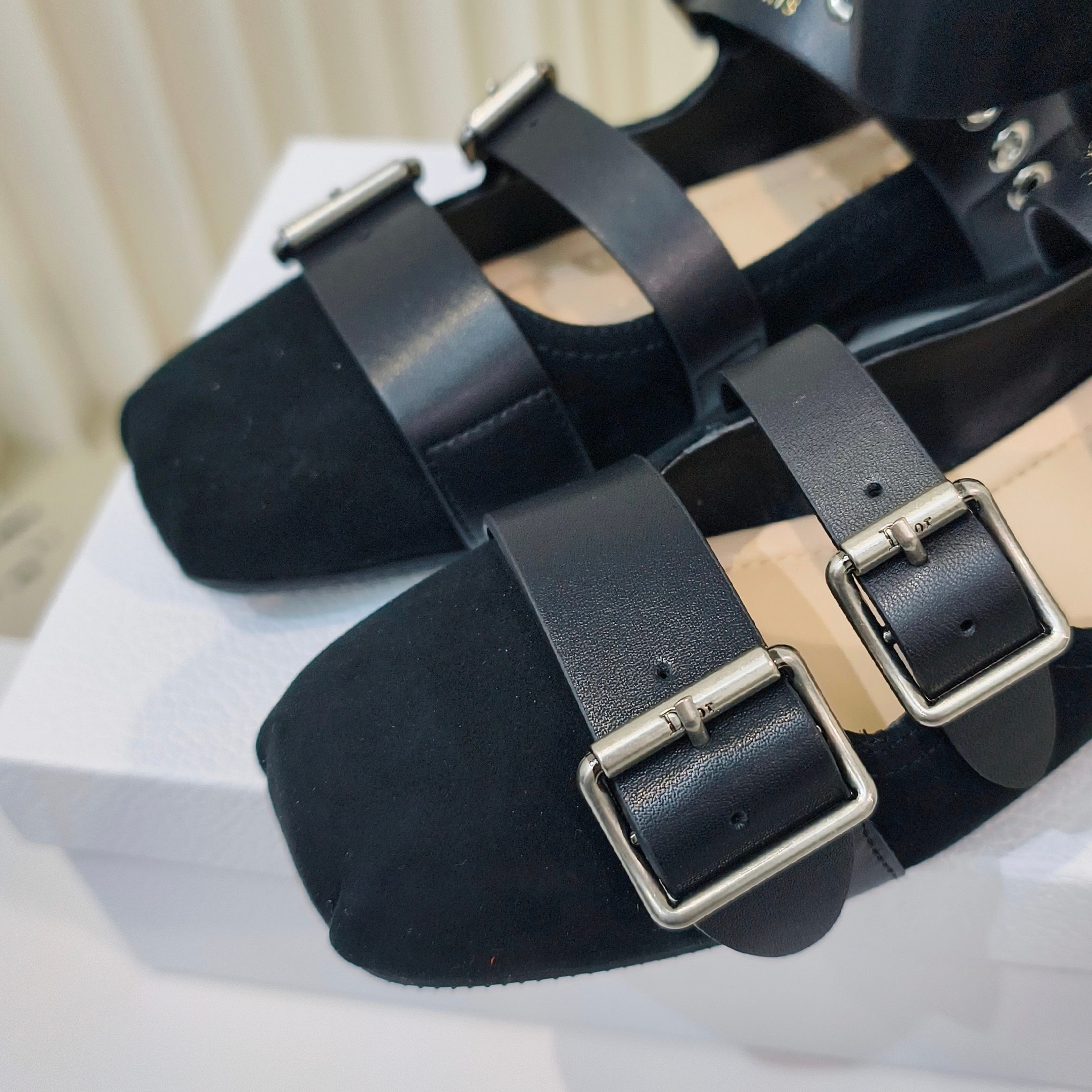 “2025 D Family Monotonous Shoes Collection: Classic, Stylish, Comfortable | Size 34-42” - 图片 6