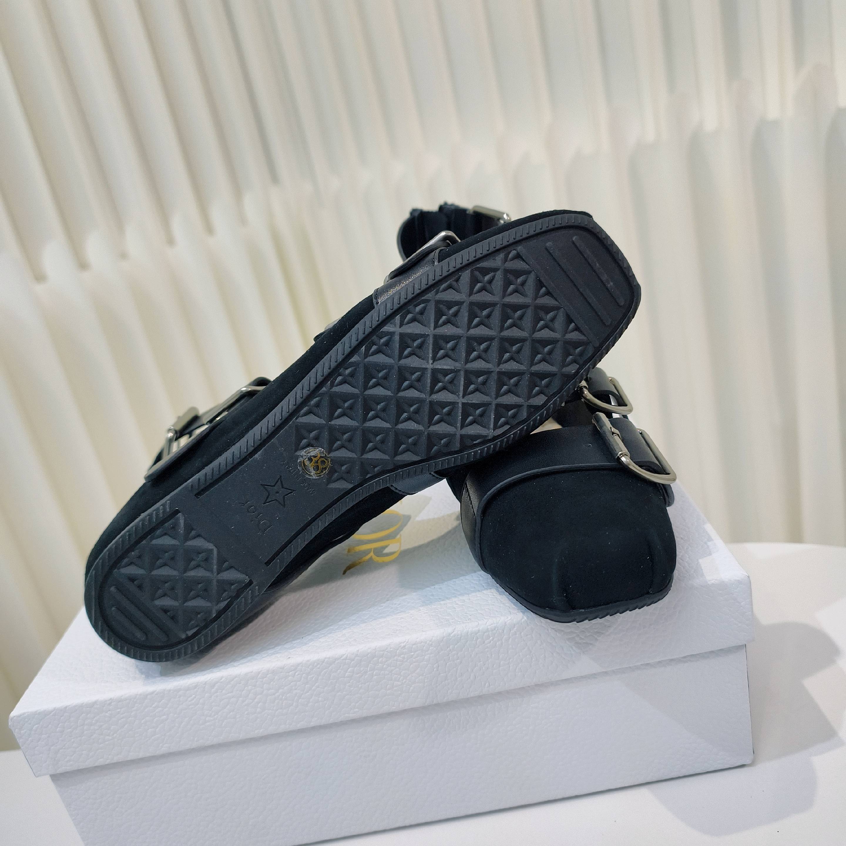 “2025 D Family Monotonous Shoes Collection: Classic, Stylish, Comfortable | Size 34-42” - 图片 9