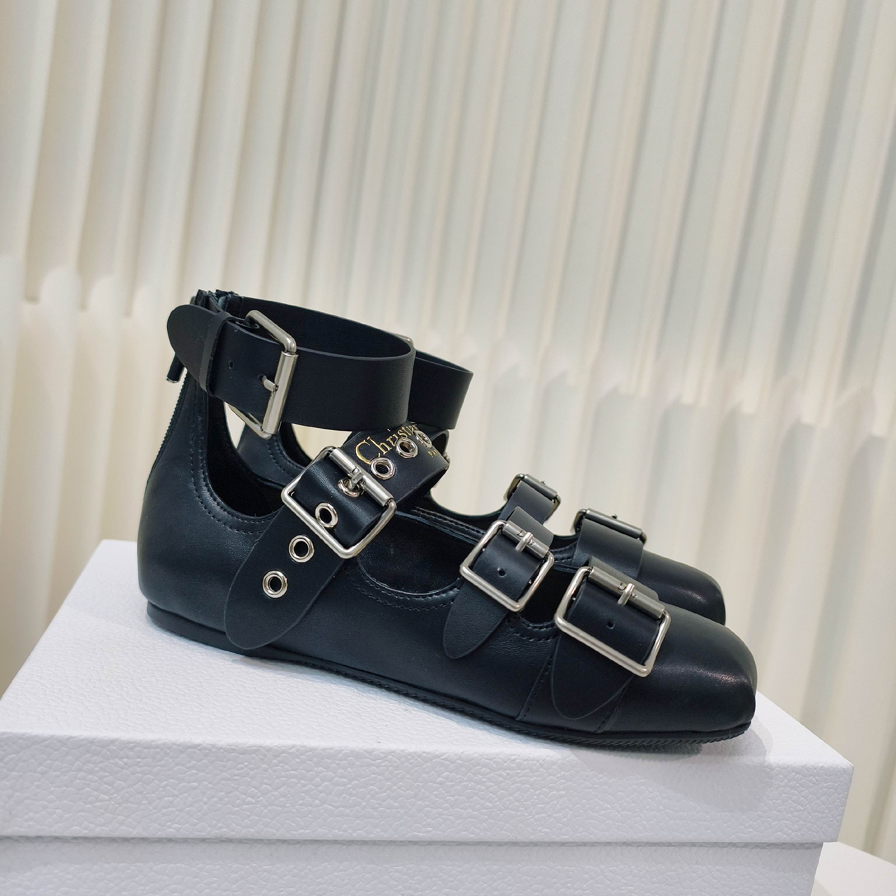 NO:252853,2025 D's early spring flat-heel buckle-shaped Mary Zhen single shoes, this pair of cool shoes is simply amazing!  Classic and fashionable, versatile and explosive!  Whether it is paired with jeans, suits or small skirts, it can be easily controlled and instantly improve the overall texture. The upper is designed with a full leather, with a soft and wear-resistant sole, and the strap can be adjusted according to the height of the instep, with full comfort!  I don’t have to be tired for a day, and I can commute and go shopping!  Size: 34-42 size (34.40.41.42 custom made without return or exchange), single shoes Mary Jane, dior, mary jane, skirts, jeans, business suit198609092025 D家早春平跟扣带玛丽珍单鞋,这双集凉单一体的鞋子,简直是绝绝子！经典又时髦,百搭到爆炸！无论是搭配牛仔裤,西装还是小裙子,都能轻松驾驭,瞬间提升整体质感. 鞋面采用全皮设计,大底柔软耐磨,可以根据脚背高低调节带子,舒适度满分！走一天都不累脚,通勤逛街两不误！ Size:34-42码（34.40.41.42定做不退不换）,单鞋玛丽珍,dior,mary jane,skirts,jeans,business suit,Women's Shoes