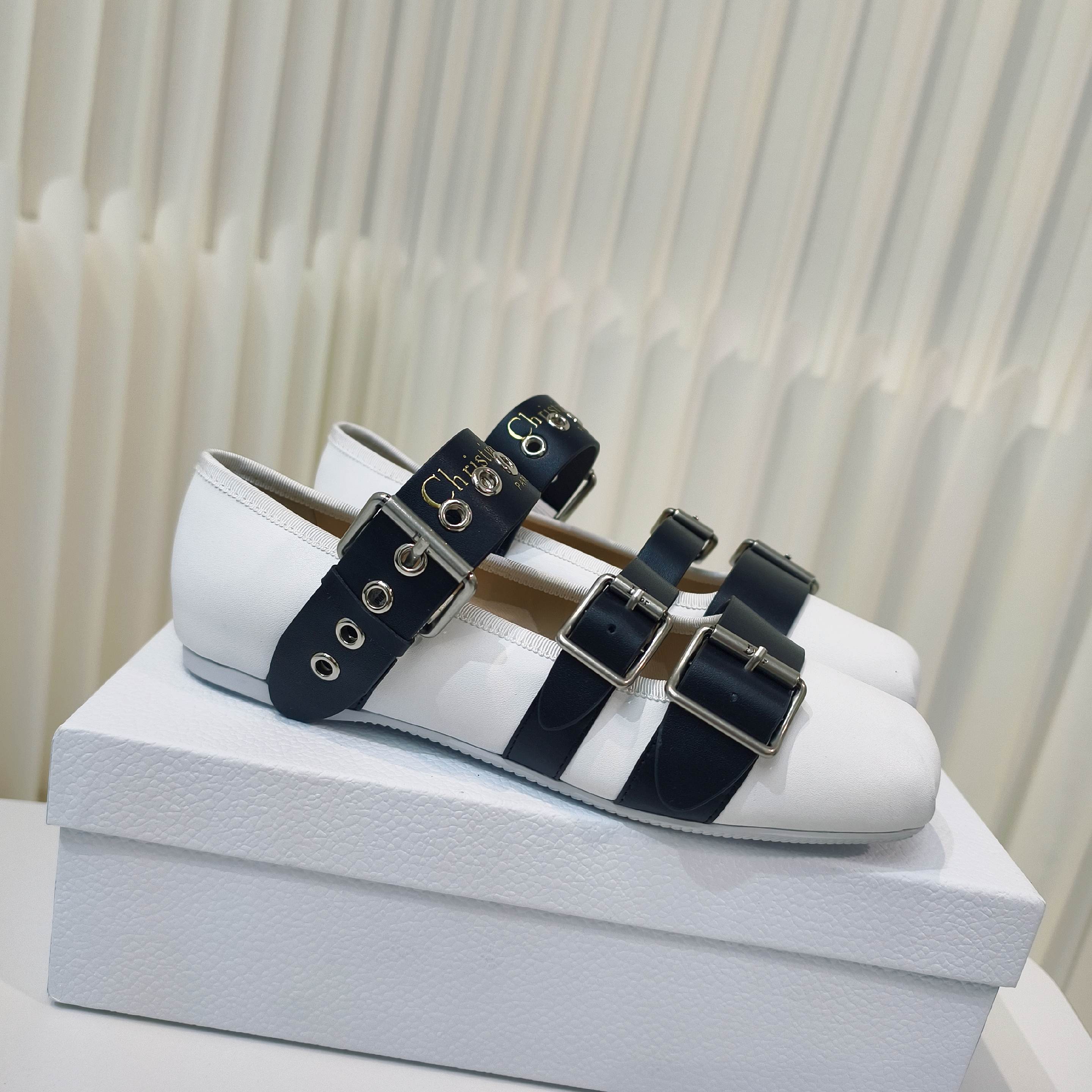 “2025 D Family Classic Stylish Sandals for Comfortable All-Day Wear – Size 34-42 Yards”