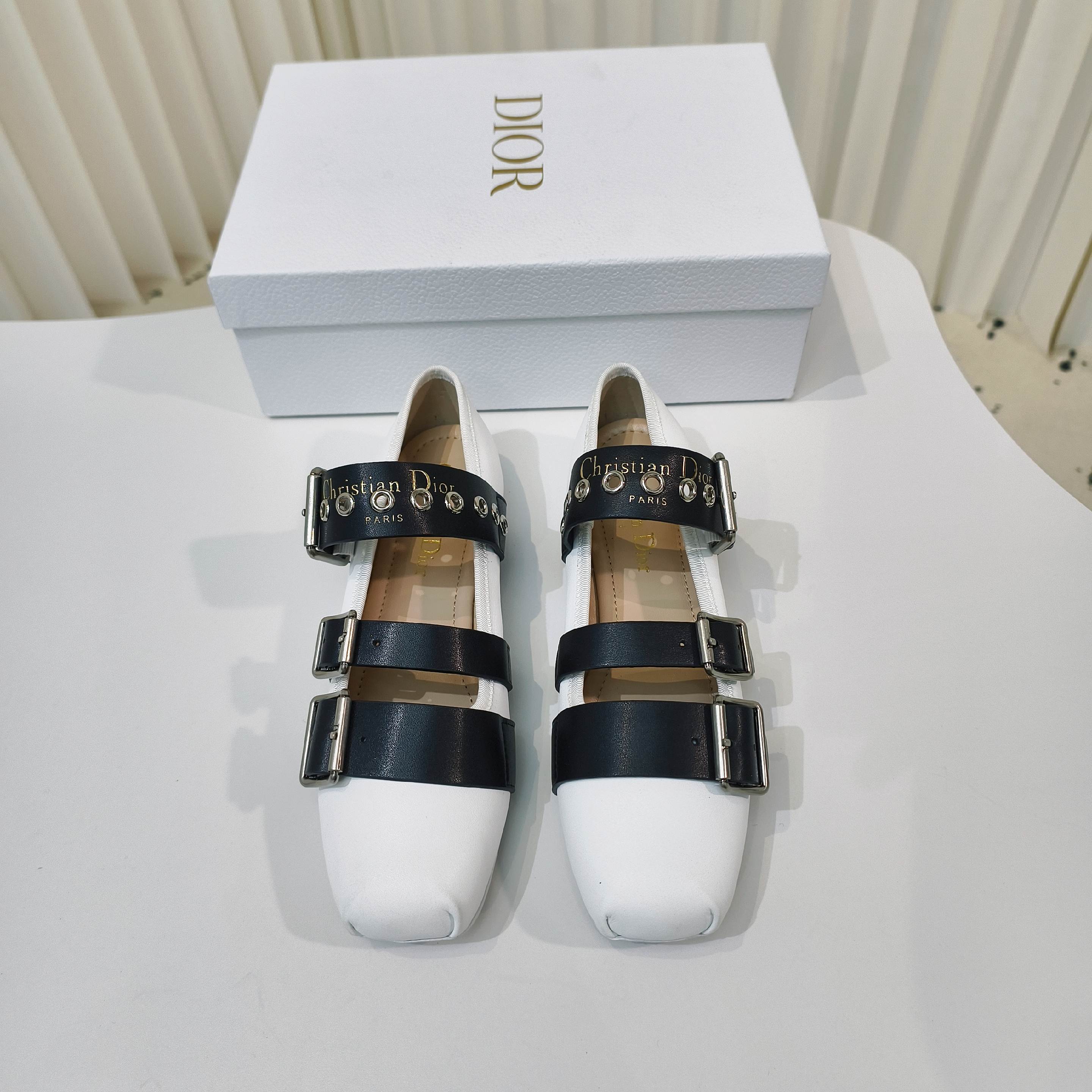 “2025 D Family Classic Stylish Sandals for Comfortable All-Day Wear – Size 34-42 Yards” - 图片 2