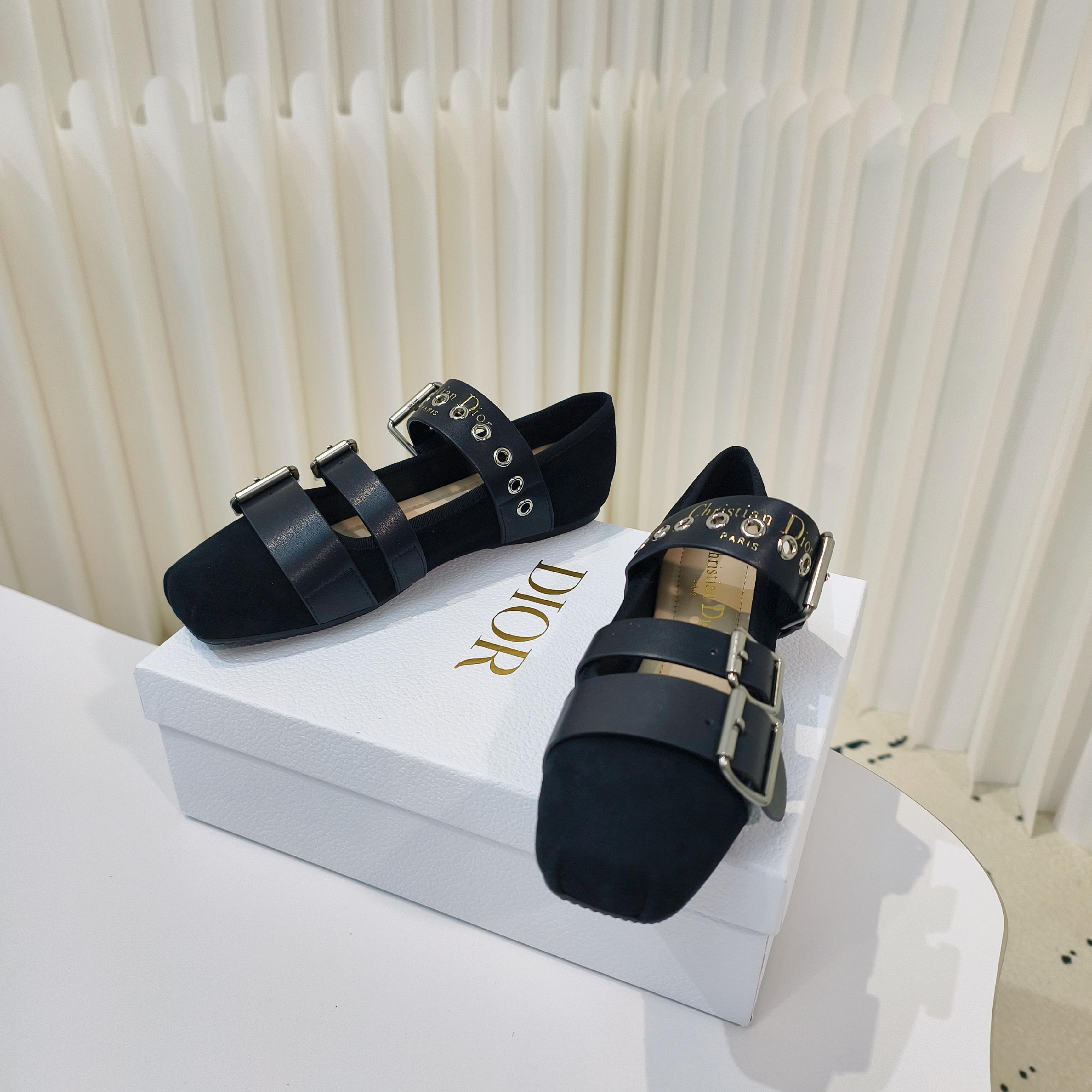 2025 D Family Classic Stylish Sandals with Comfortable Skind Soles – Size 34-42 Yards - 图片 5