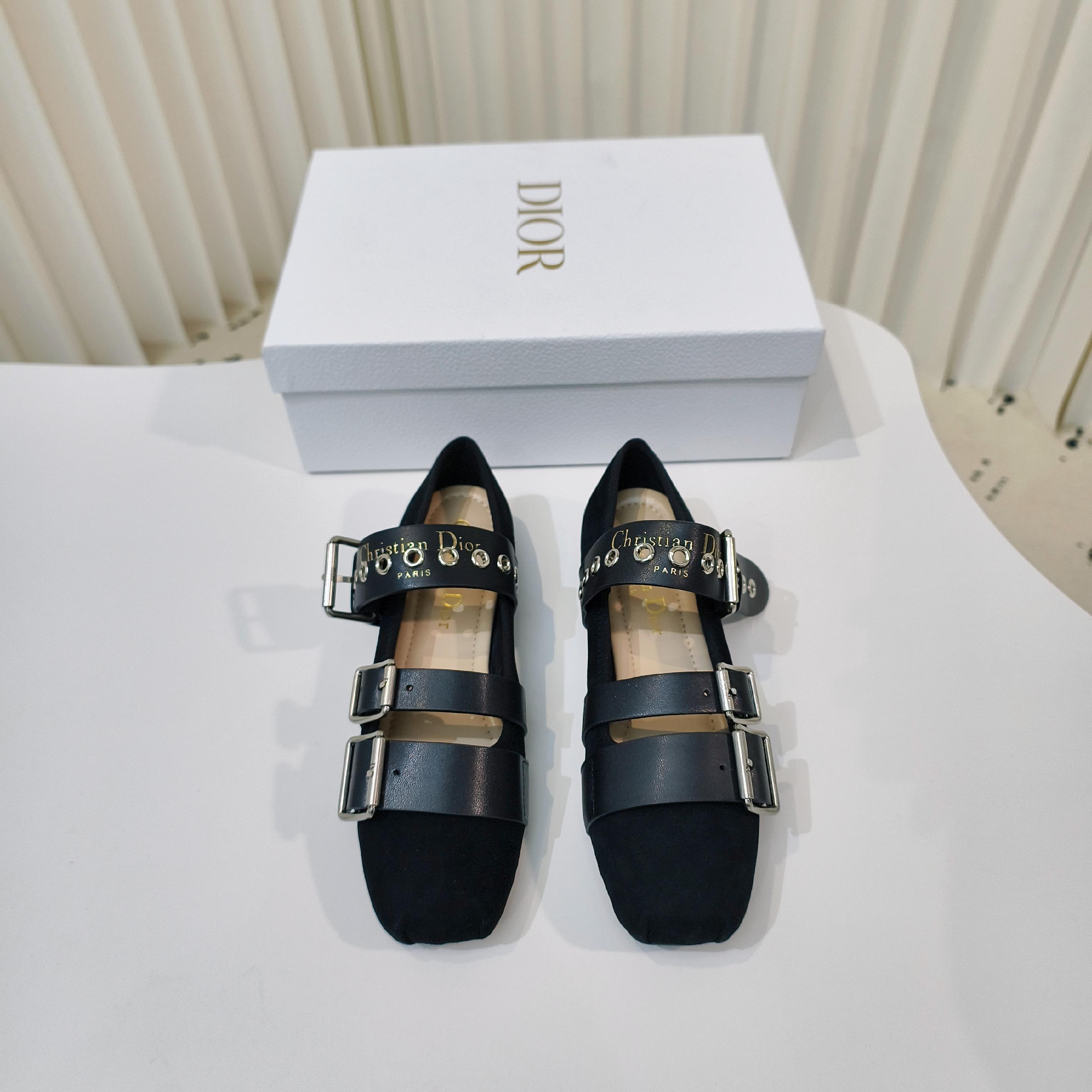 2025 D Family Classic Stylish Sandals with Comfortable Skind Soles – Size 34-42 Yards - 图片 2