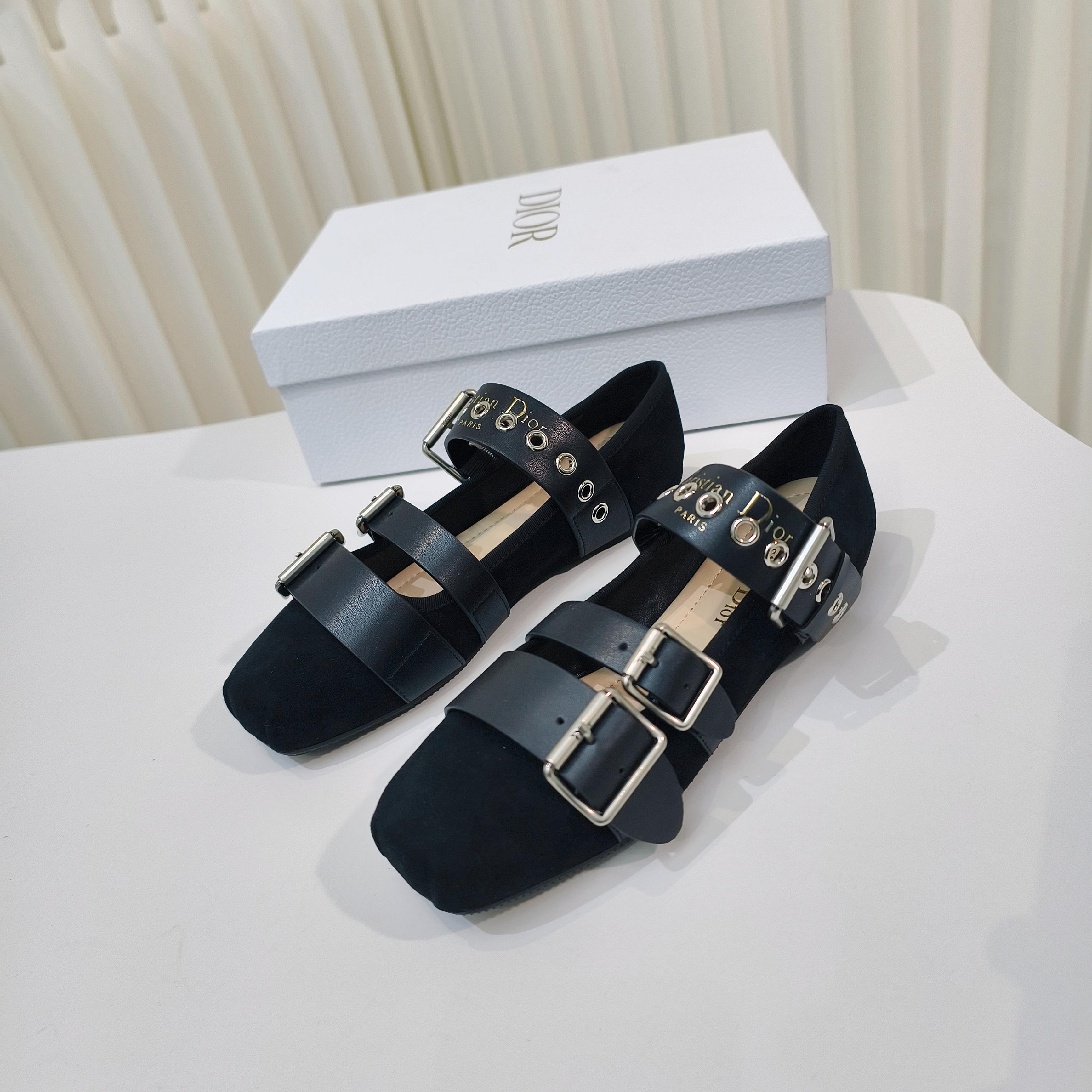 2025 D Family Classic Stylish Sandals with Comfortable Skind Soles – Size 34-42 Yards - 图片 4