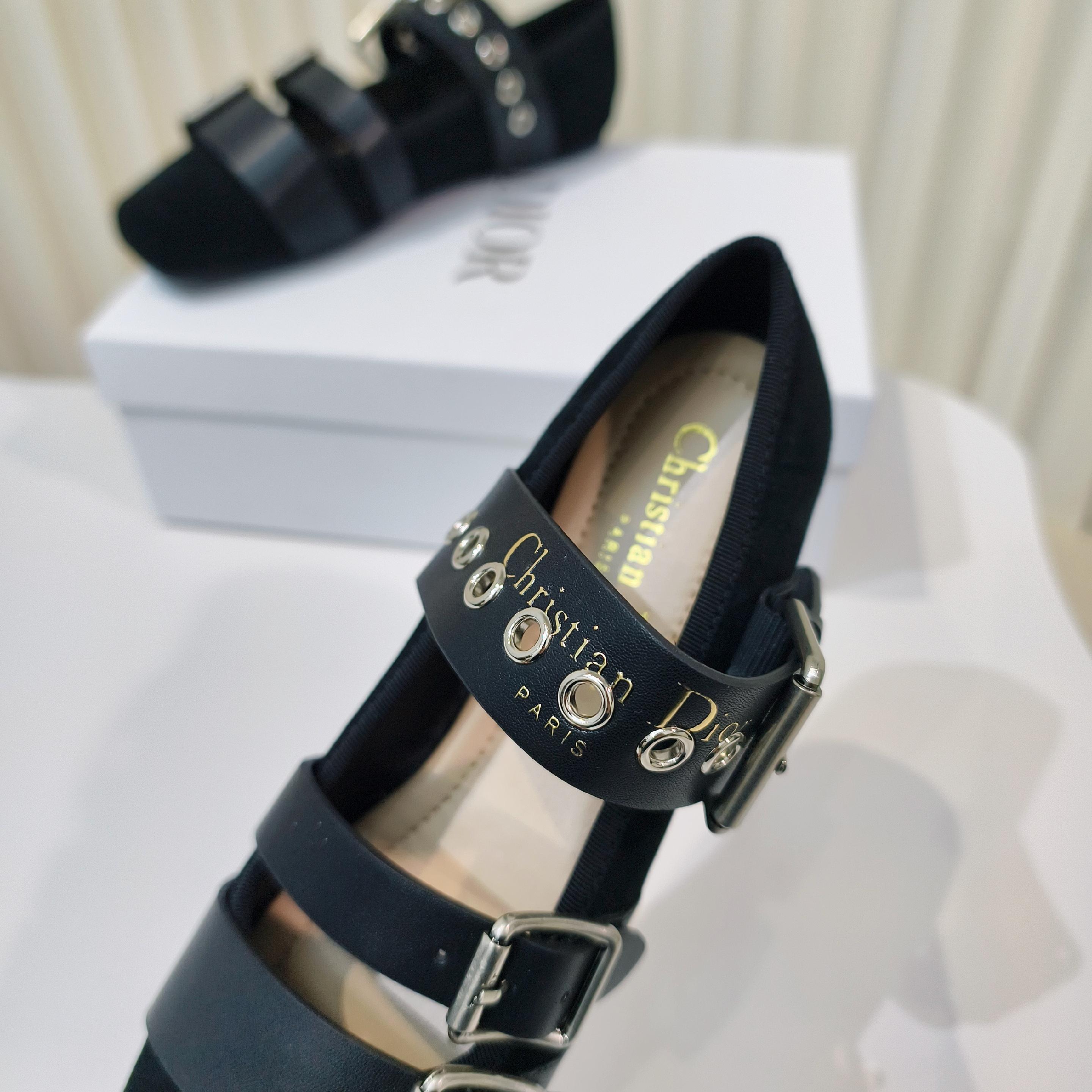 2025 D Family Classic Stylish Sandals with Comfortable Skind Soles – Size 34-42 Yards - 图片 7
