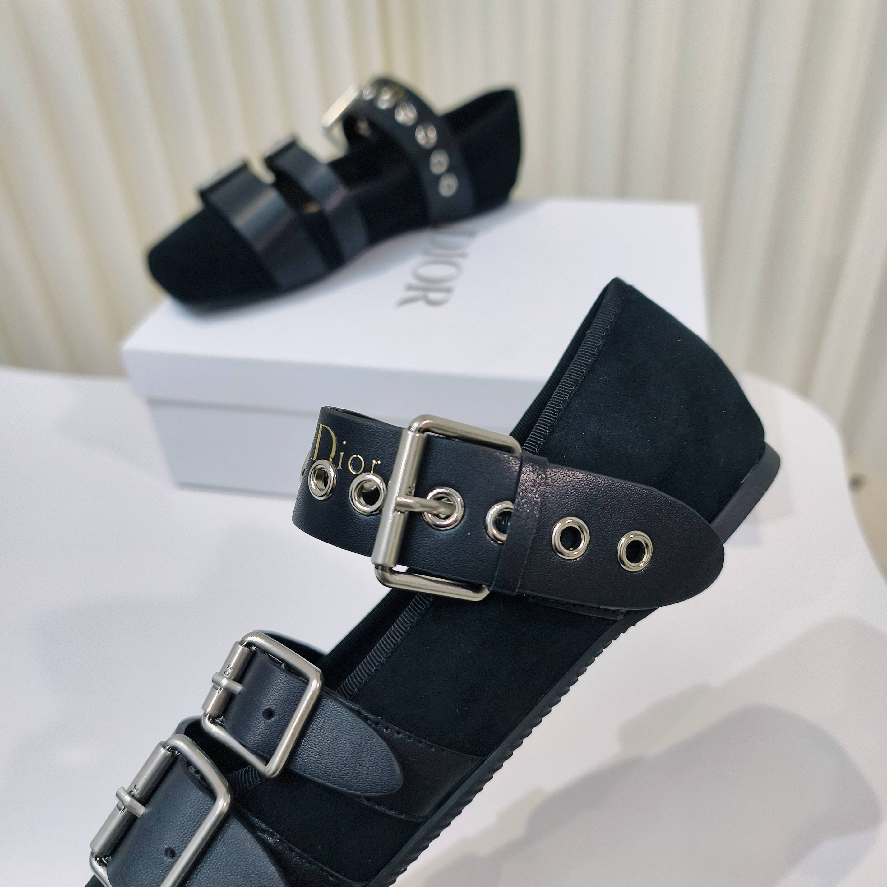 2025 D Family Classic Stylish Sandals with Comfortable Skind Soles – Size 34-42 Yards - 图片 8