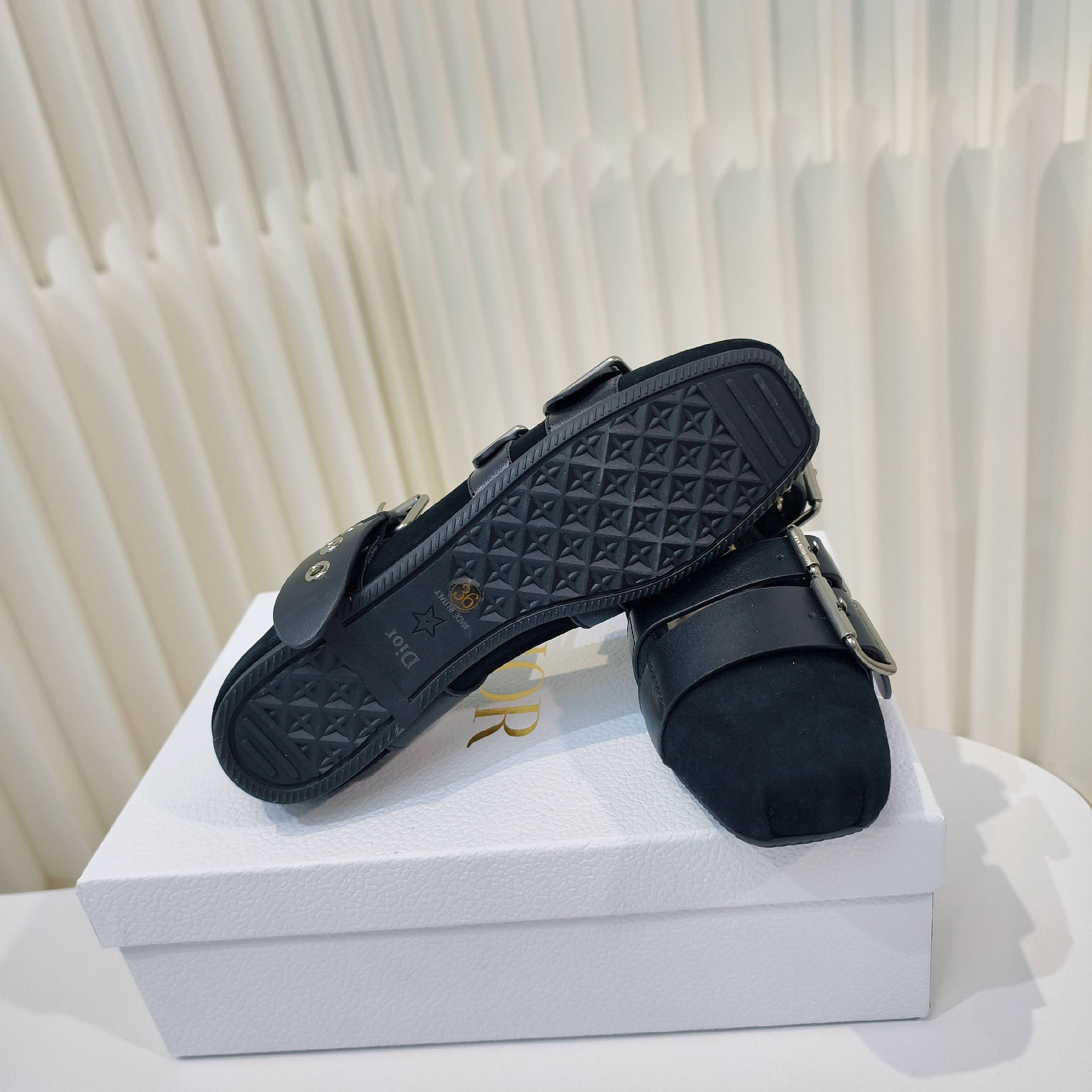 2025 D Family Classic Stylish Sandals with Comfortable Skind Soles – Size 34-42 Yards - 图片 9