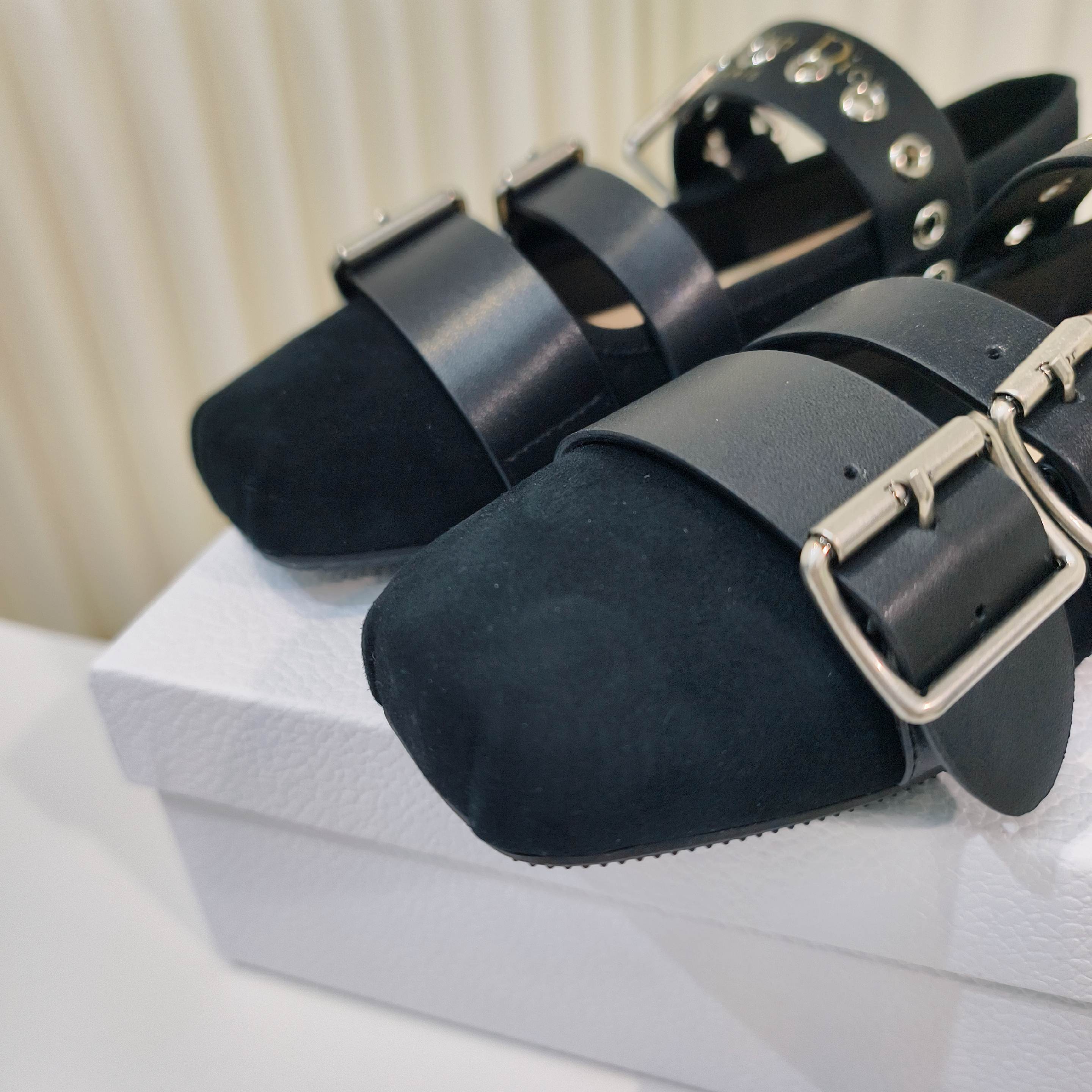 2025 D Family Classic Stylish Sandals with Comfortable Skind Soles – Size 34-42 Yards - 图片 6