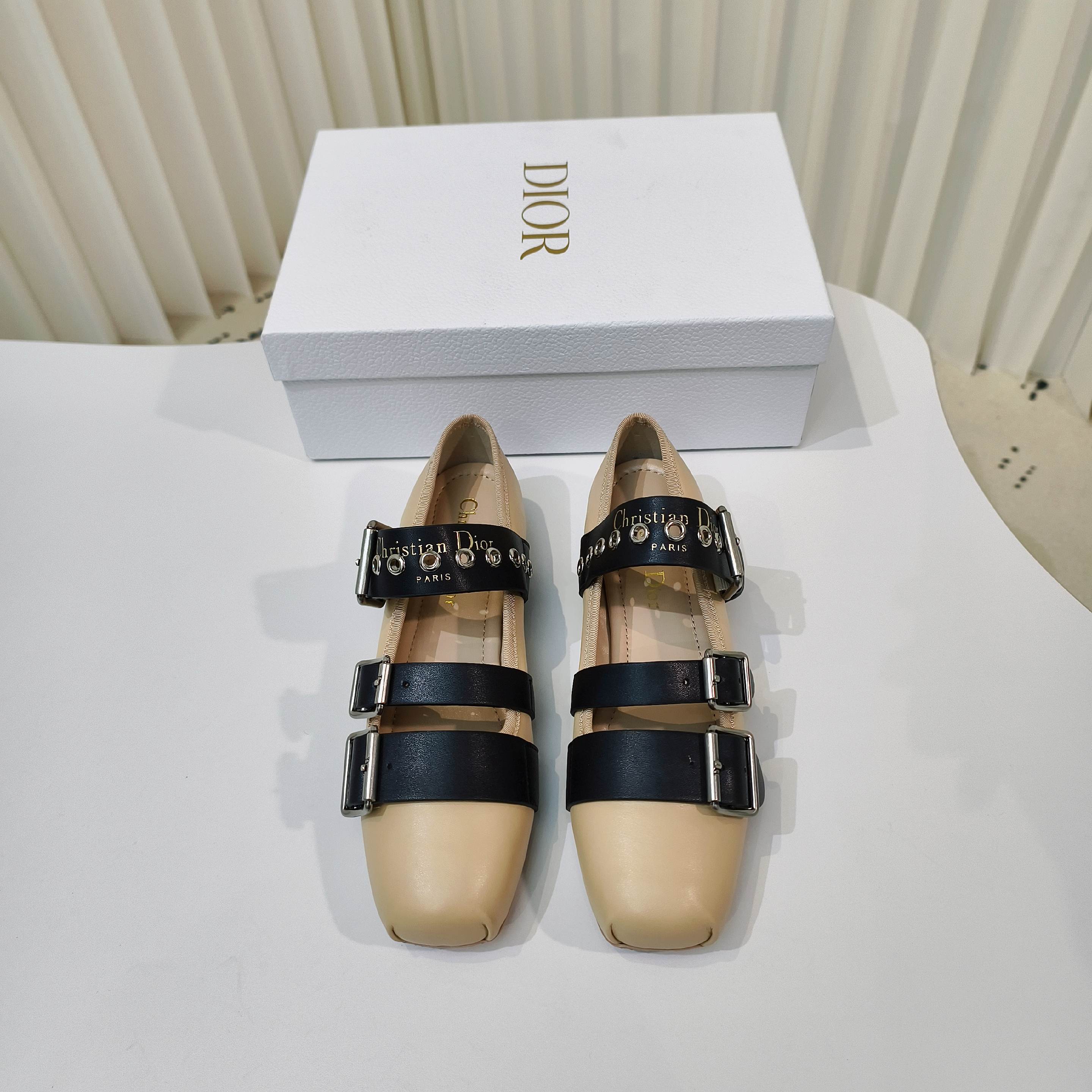 “2025 D Family Classic and Stylish Sandals: Comfortable and Versatile Footwear for Everyday Wear” - 图片 2