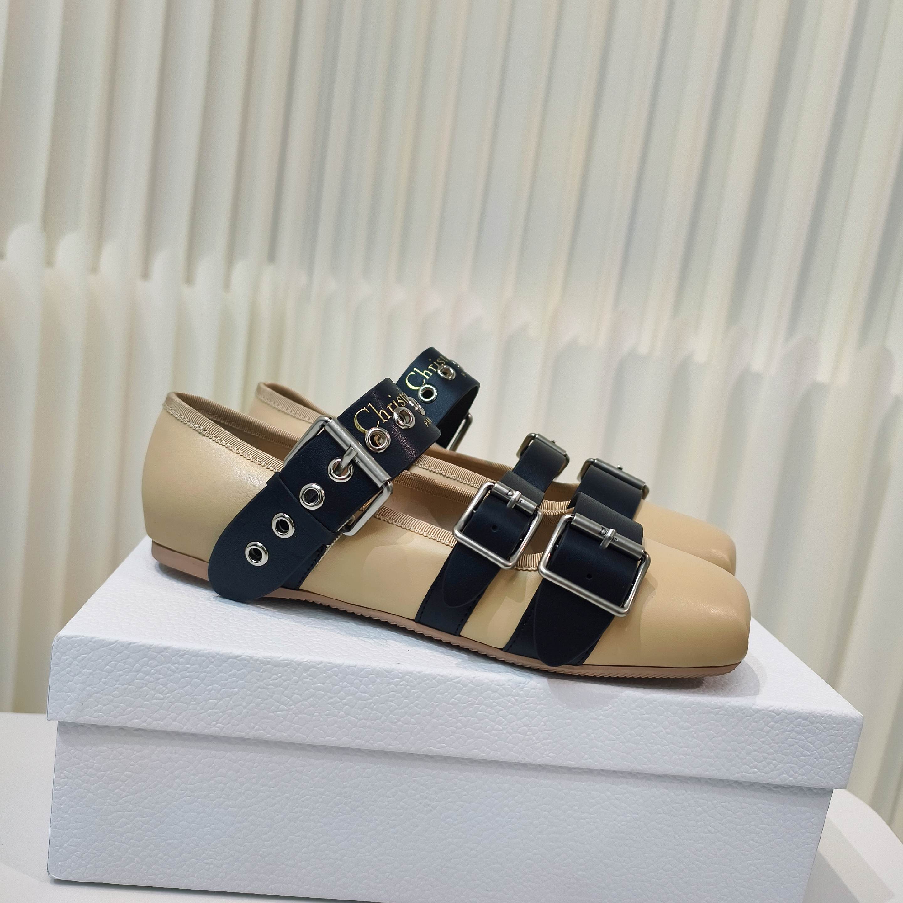 “2025 D Family Classic and Stylish Sandals: Comfortable and Versatile Footwear for Everyday Wear”