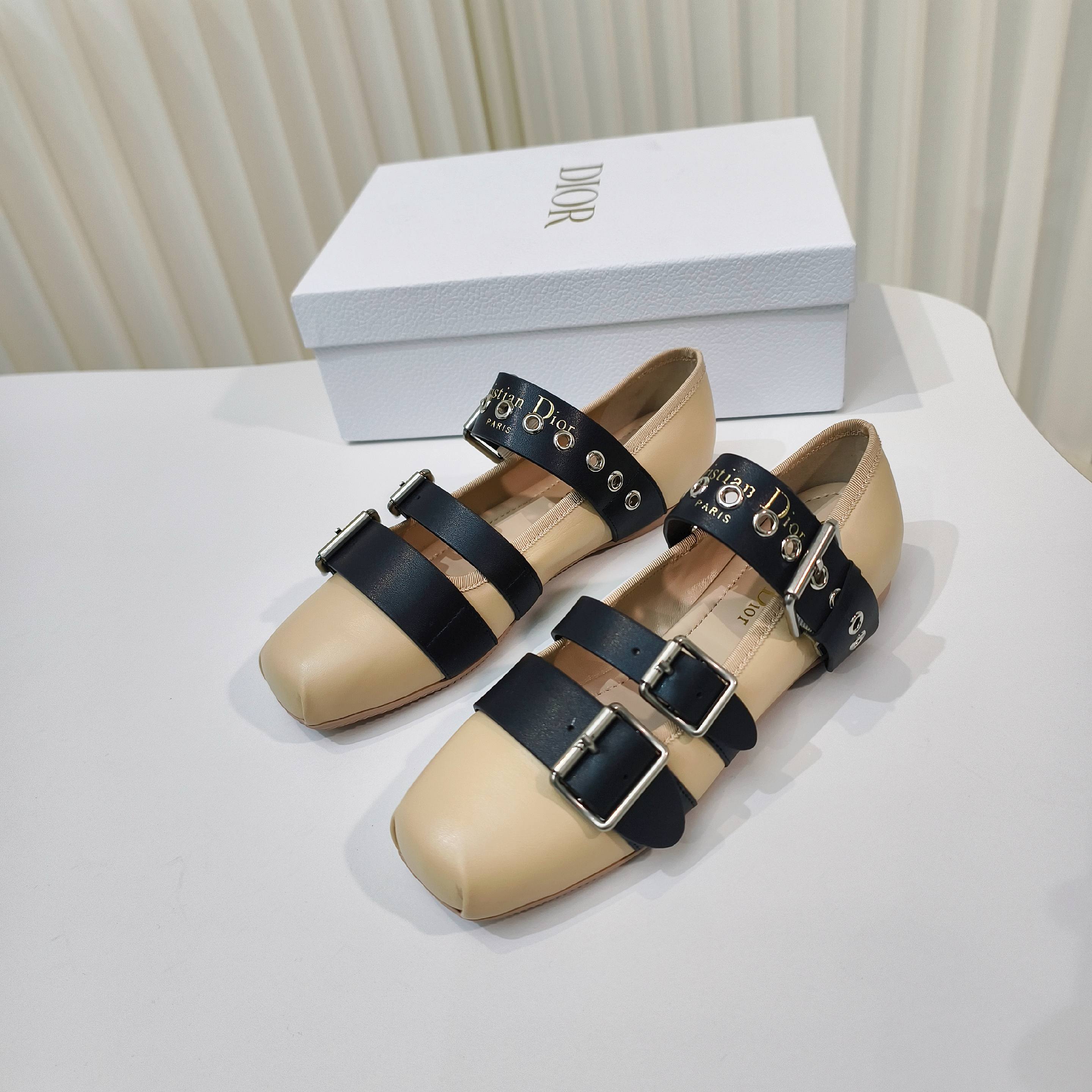 “2025 D Family Classic and Stylish Sandals: Comfortable and Versatile Footwear for Everyday Wear” - 图片 4