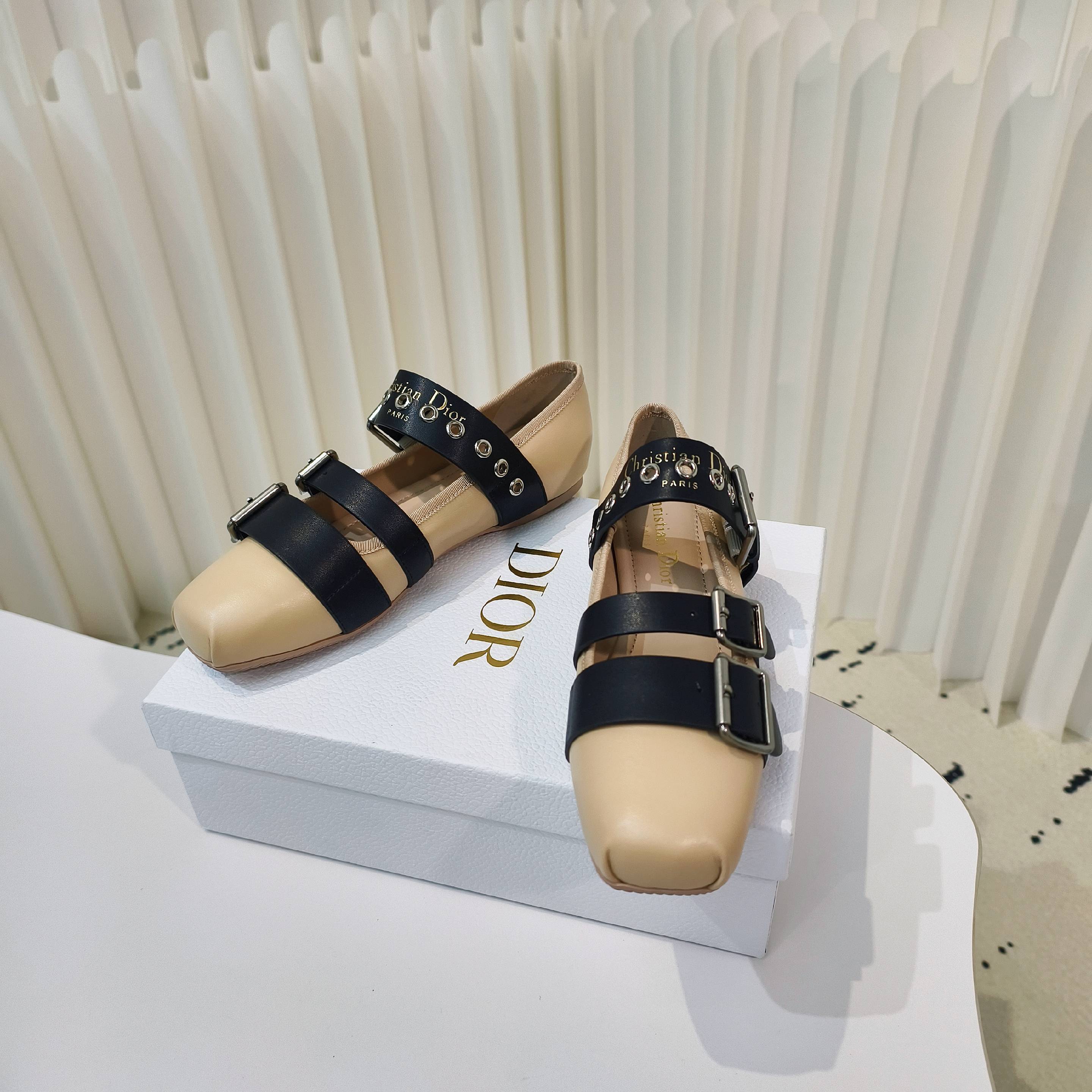 “2025 D Family Classic and Stylish Sandals: Comfortable and Versatile Footwear for Everyday Wear” - 图片 5