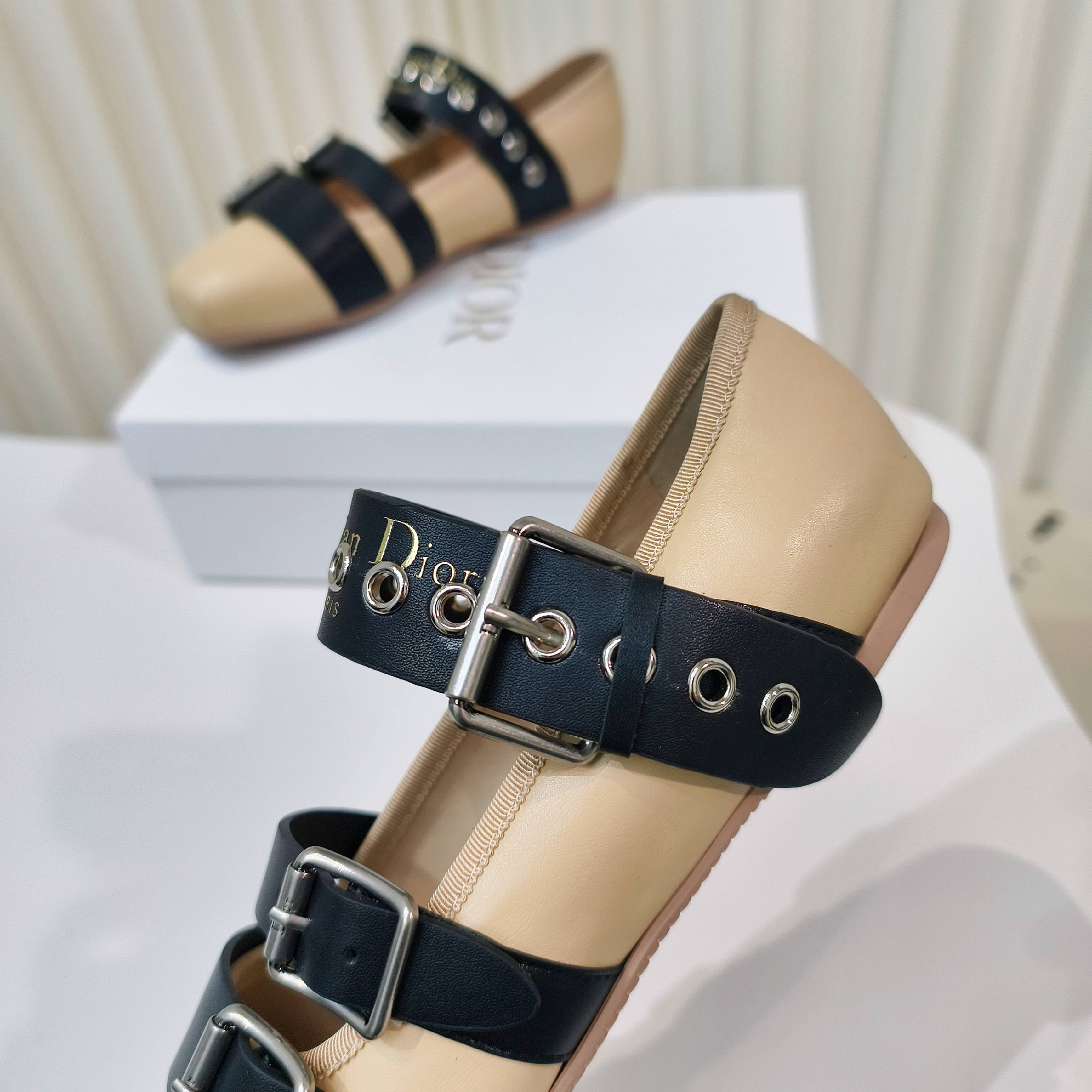 “2025 D Family Classic and Stylish Sandals: Comfortable and Versatile Footwear for Everyday Wear” - 图片 8