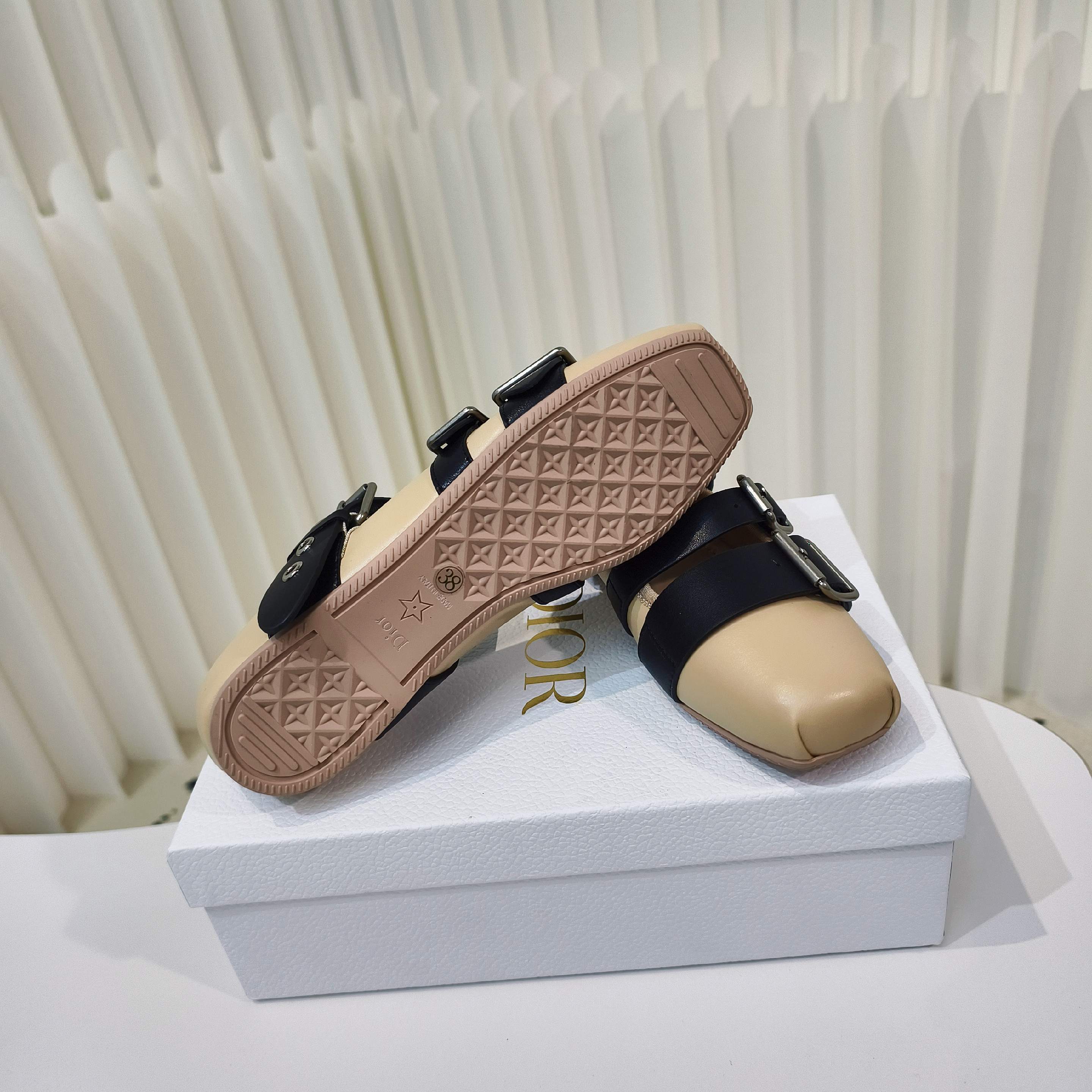 “2025 D Family Classic and Stylish Sandals: Comfortable and Versatile Footwear for Everyday Wear” - 图片 9