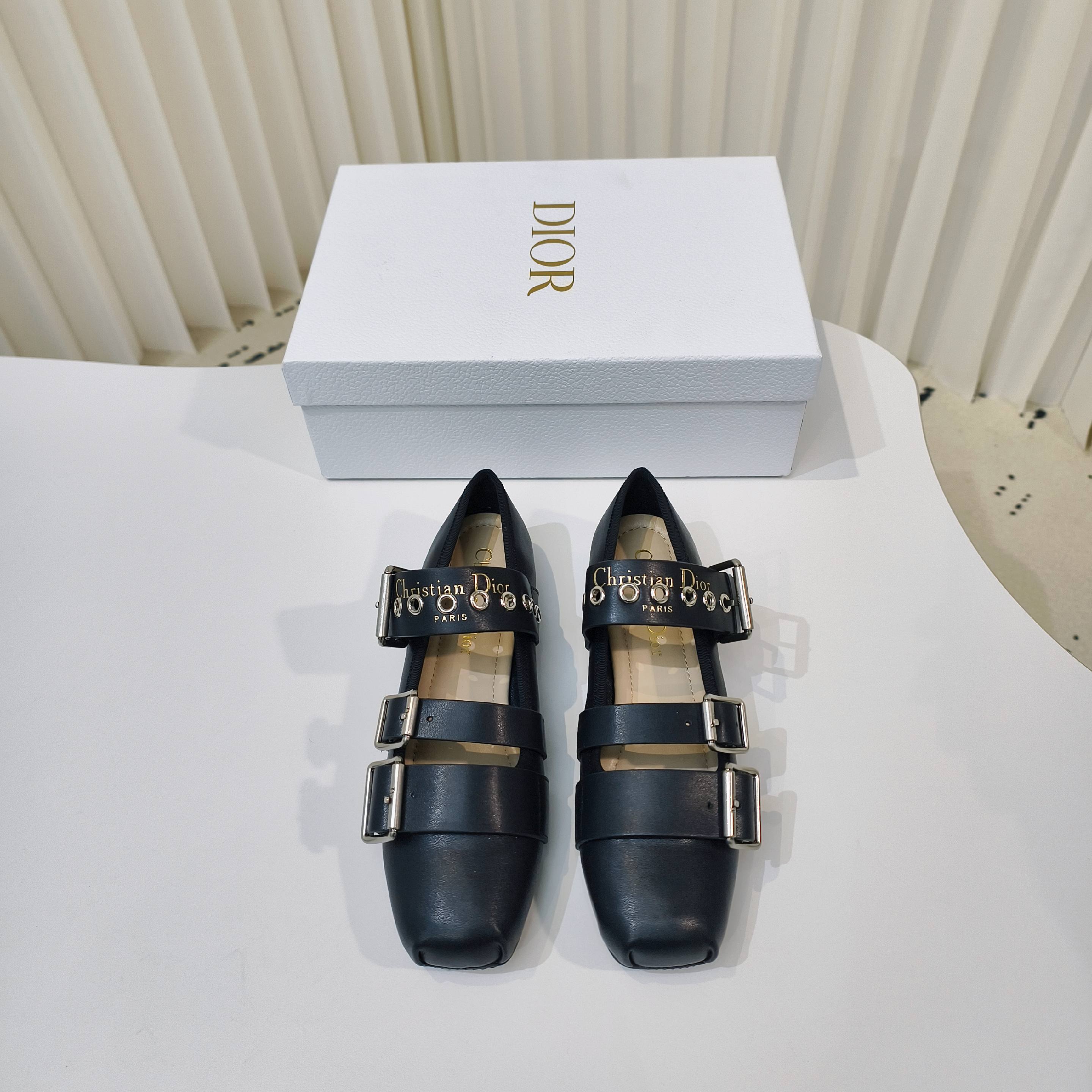 “2025 D Family Classic Stylish Sandals with Comfortable Skind Soles” - 图片 2